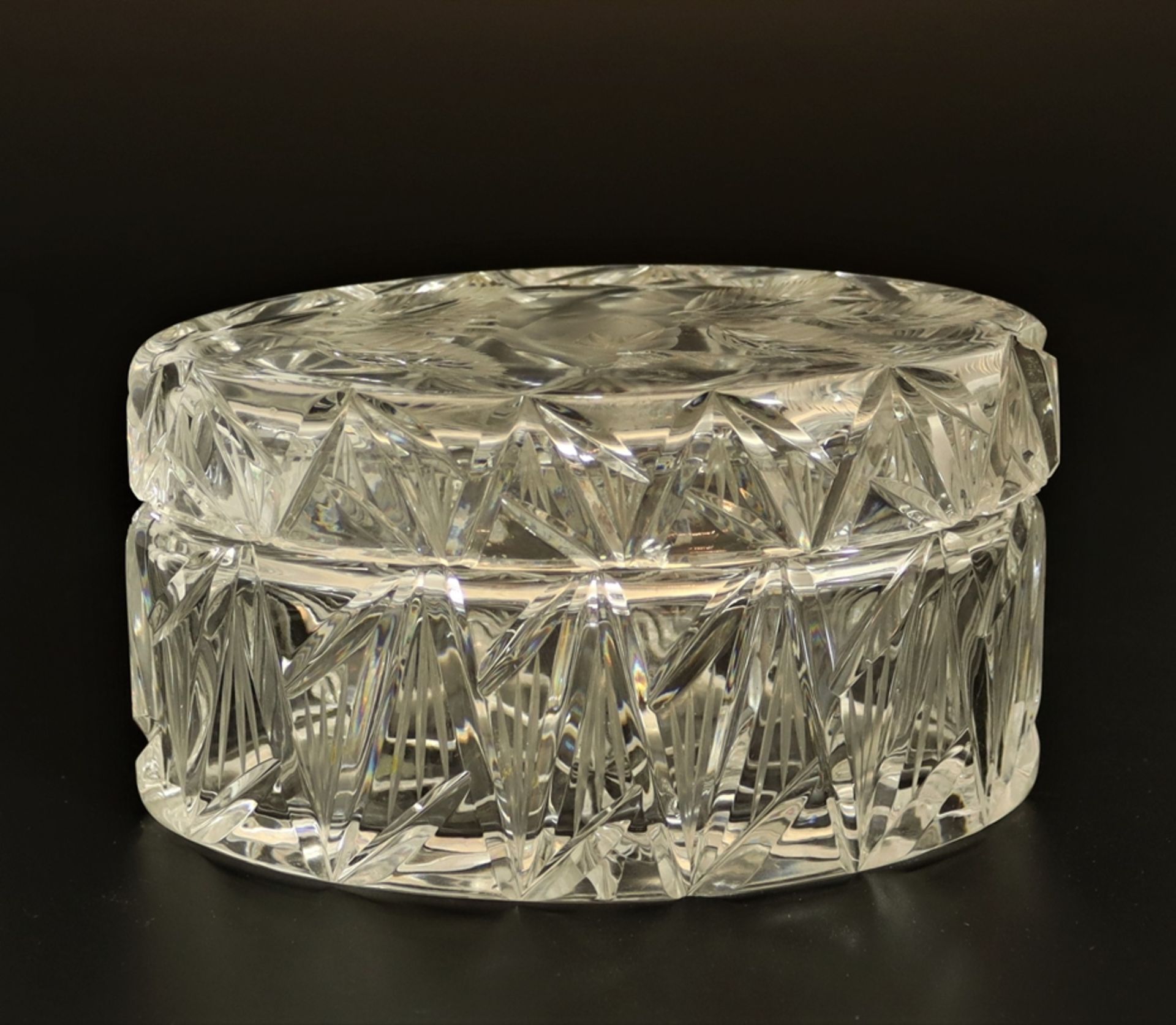 Kristalldeckeldose, farblos geschliffenes Glas, facettierte Wandung bzw. Deckel mit geschliffenen R