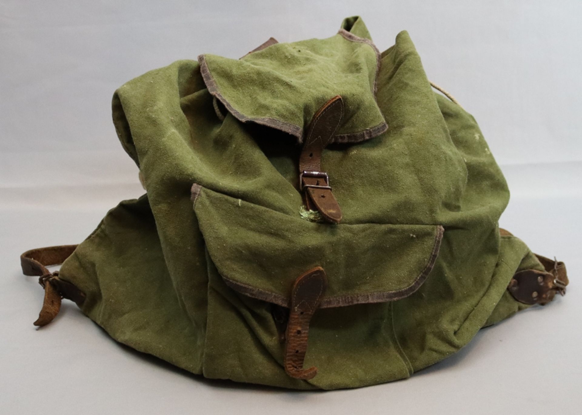 Rucksack der HJ, grünes Tuch mit Haken und Ösen, Zustand gut