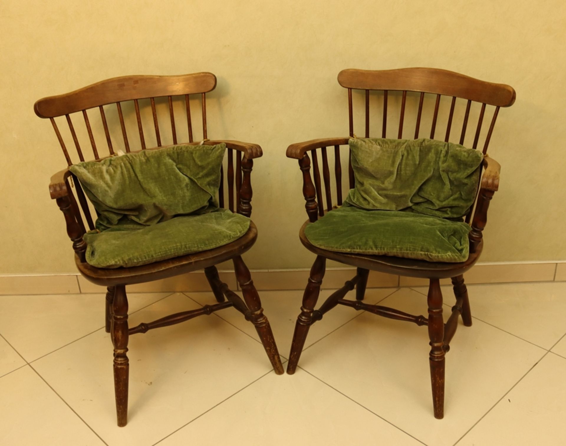 Paar engl. Armlehnstühle sog. Windsor Stühle, Buchenholz massiv, im originalen Zustand, Bezug wohl  - Bild 2 aus 3