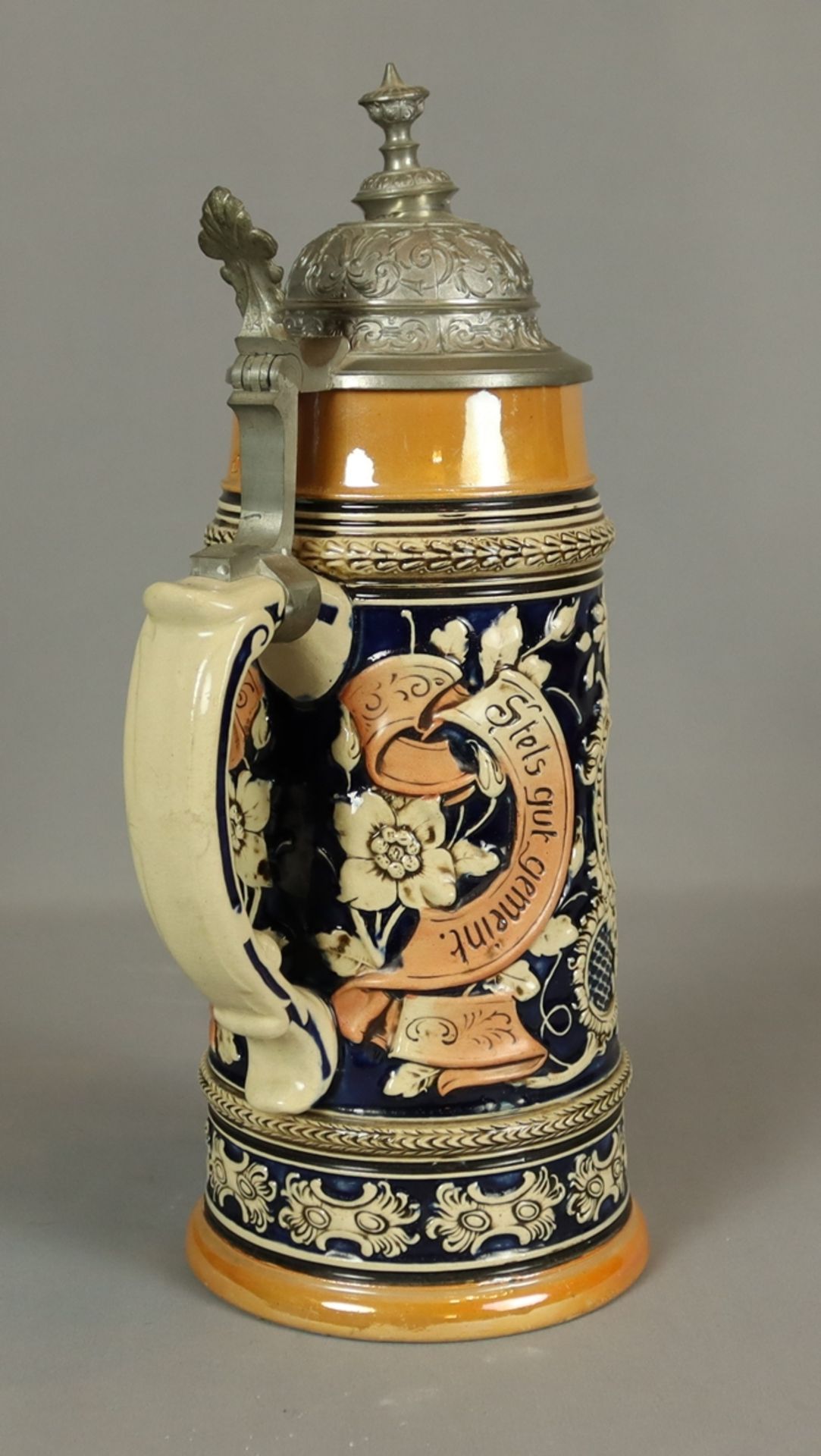 Großer Bierkrug um 1900, Majolika ohne Marke, heller Scherben, farblich gestaltet, Korpus facettier - Image 2 of 2