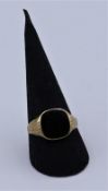 Herren Ring 585 GG, altrestauriert, breites Band, schauseitig mit Onyxplatte, umlaufende Wandung ho