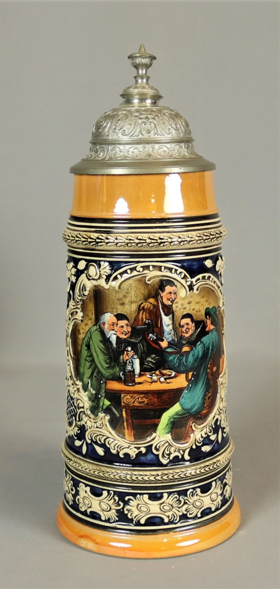 Großer Bierkrug um 1900, Majolika ohne Marke, heller Scherben, farblich gestaltet, Korpus facettier