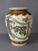 1 Satsuma Vase Japan vor 1900, Meiji Periode, facettierte Wandung konisch nach oben auslaufend, unt