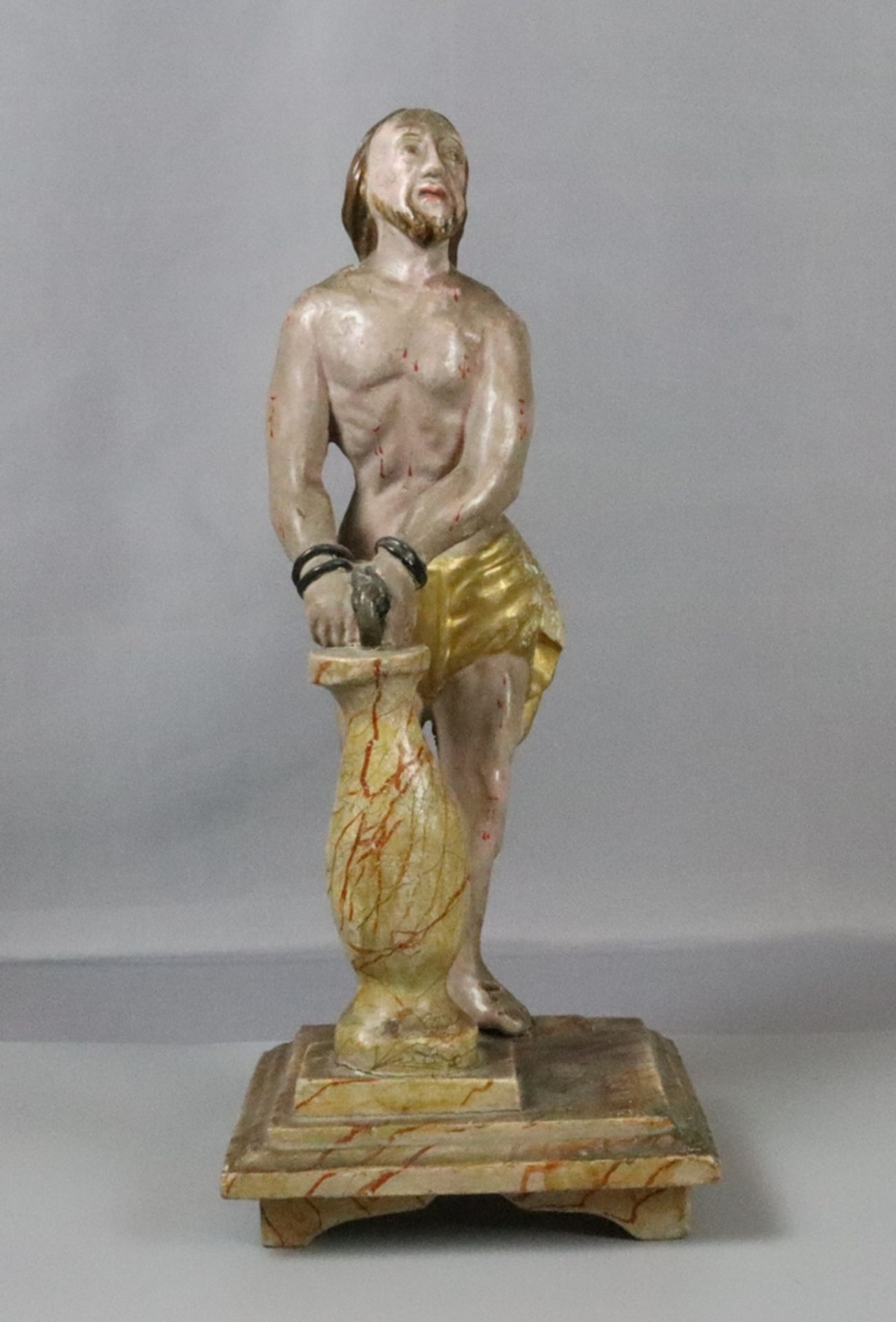 Gegeißelter Jesus 18.Jh., handgeschnitzte graugefasste Darstellung von Jesus an eine Säule gebunden