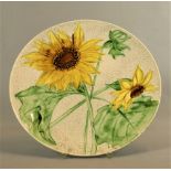 Farbig gestalteter Wandteller mit Sonnenblumenmotiv, ungemarketes Porzellan Anfang des 20.Jh.,