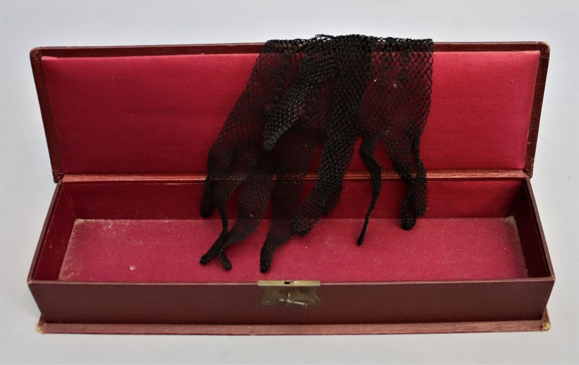 Handschuhbox mit Handschuh deutsch um 1900, handgefertigtes lederbezogenes innen mit Stoff ausgesch - Bild 2 aus 2