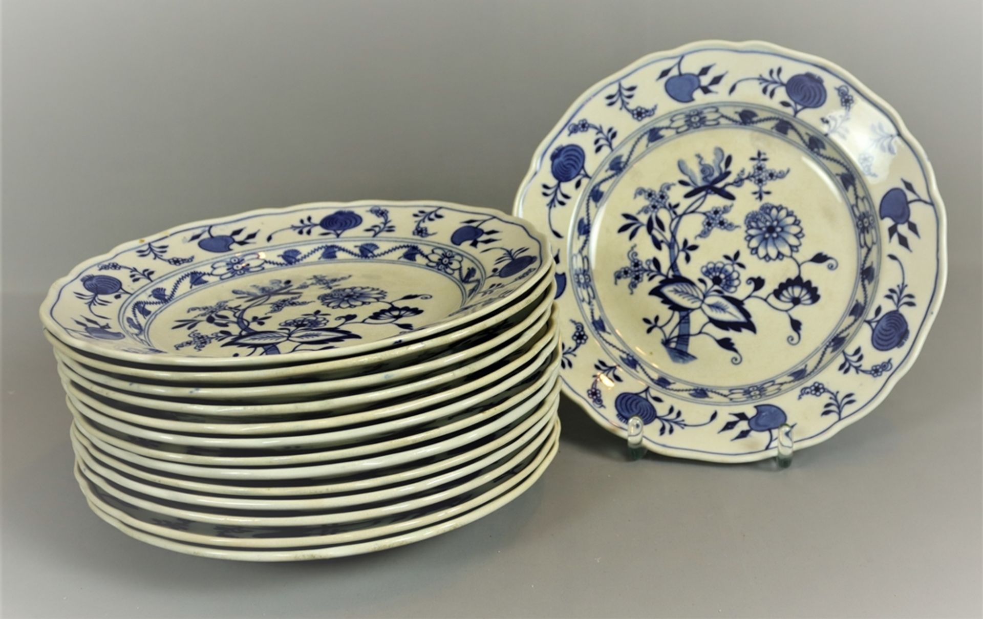 14 Essteller Zwiebelmuster Stadt Meißen, Keramik um 1900, weißer Scherben, blau weiß verziert, brei