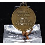 Anhänger Plakette, ULL R Schutz- Patron, Winter-Sportler, Lederband, Metall bronziert, 