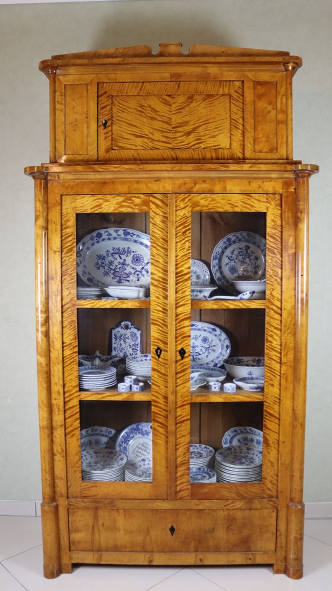 Birkenholz furnierte Biedermeier Vitrine mit Aufsatz, sog. Hutschachtel, mitteldeutsch Preußen um 1