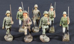 Militärisches Spielzeug, 7 Soldaten Marschierer, Marke Elastolin Germany bis 1945, Deutsch