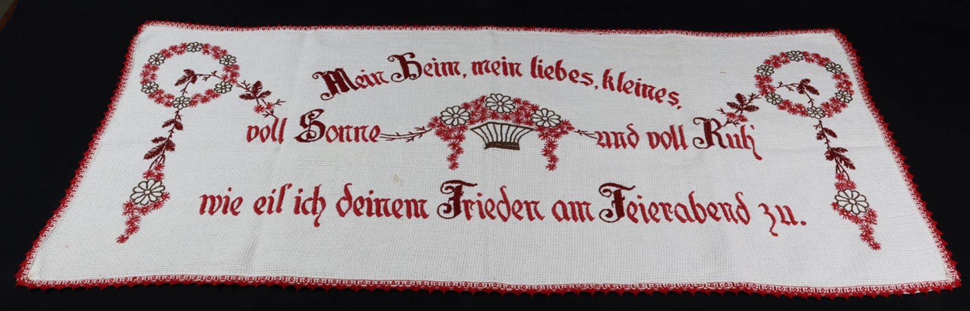 Tischläufer mit eingearbeitetem Spruch um 1900, Deutsch