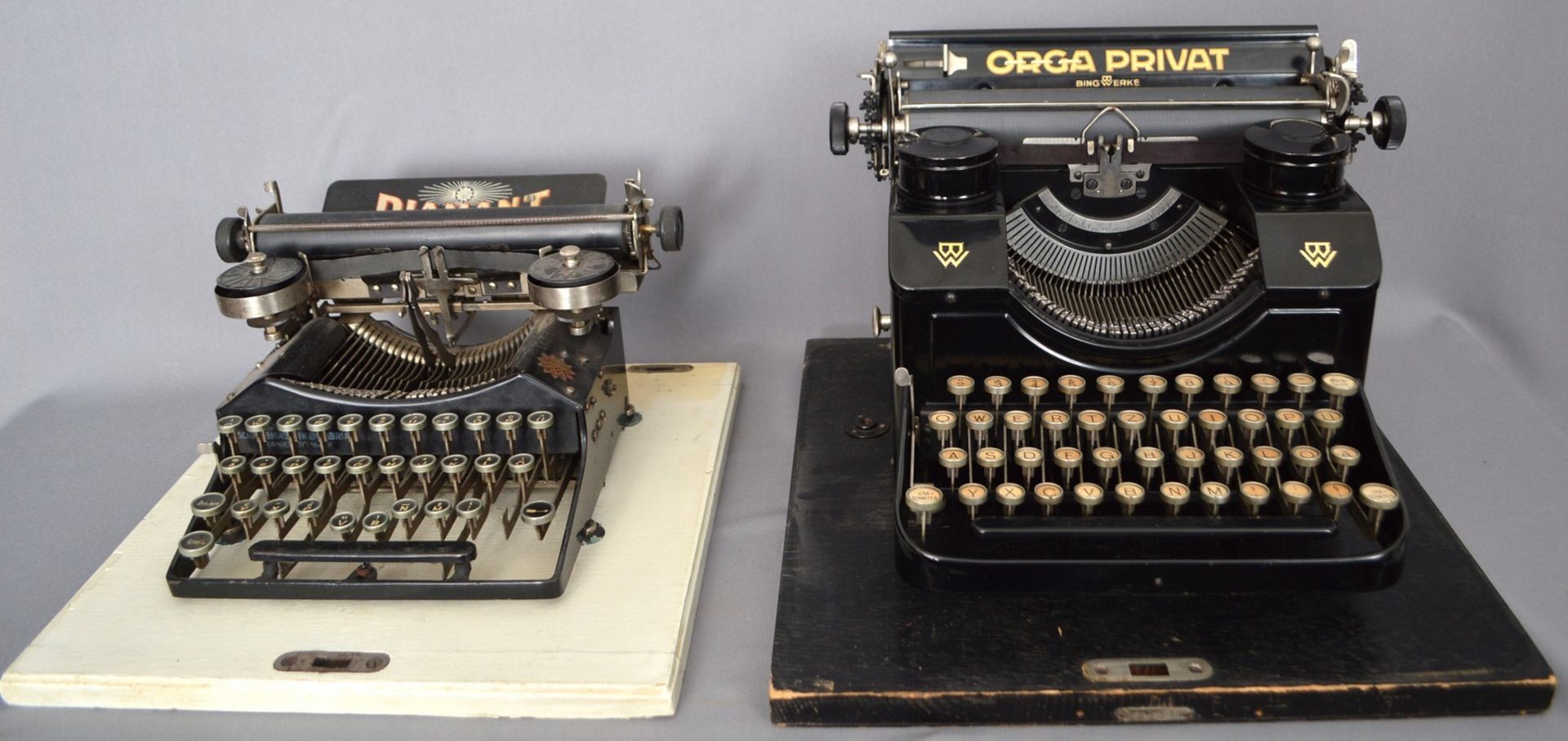 Zwei Schreibmaschinen