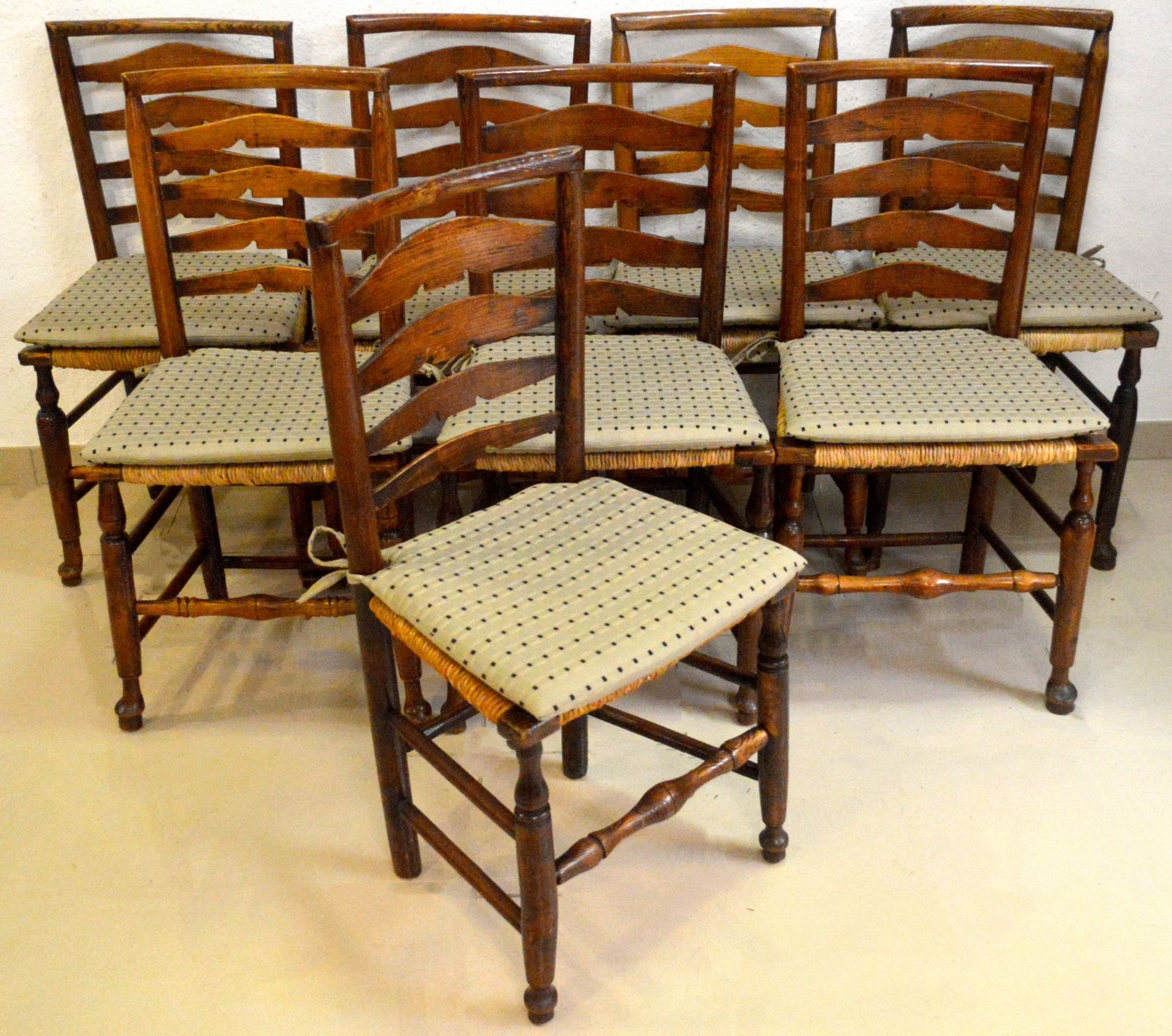 Acht Spindelback-Stühle