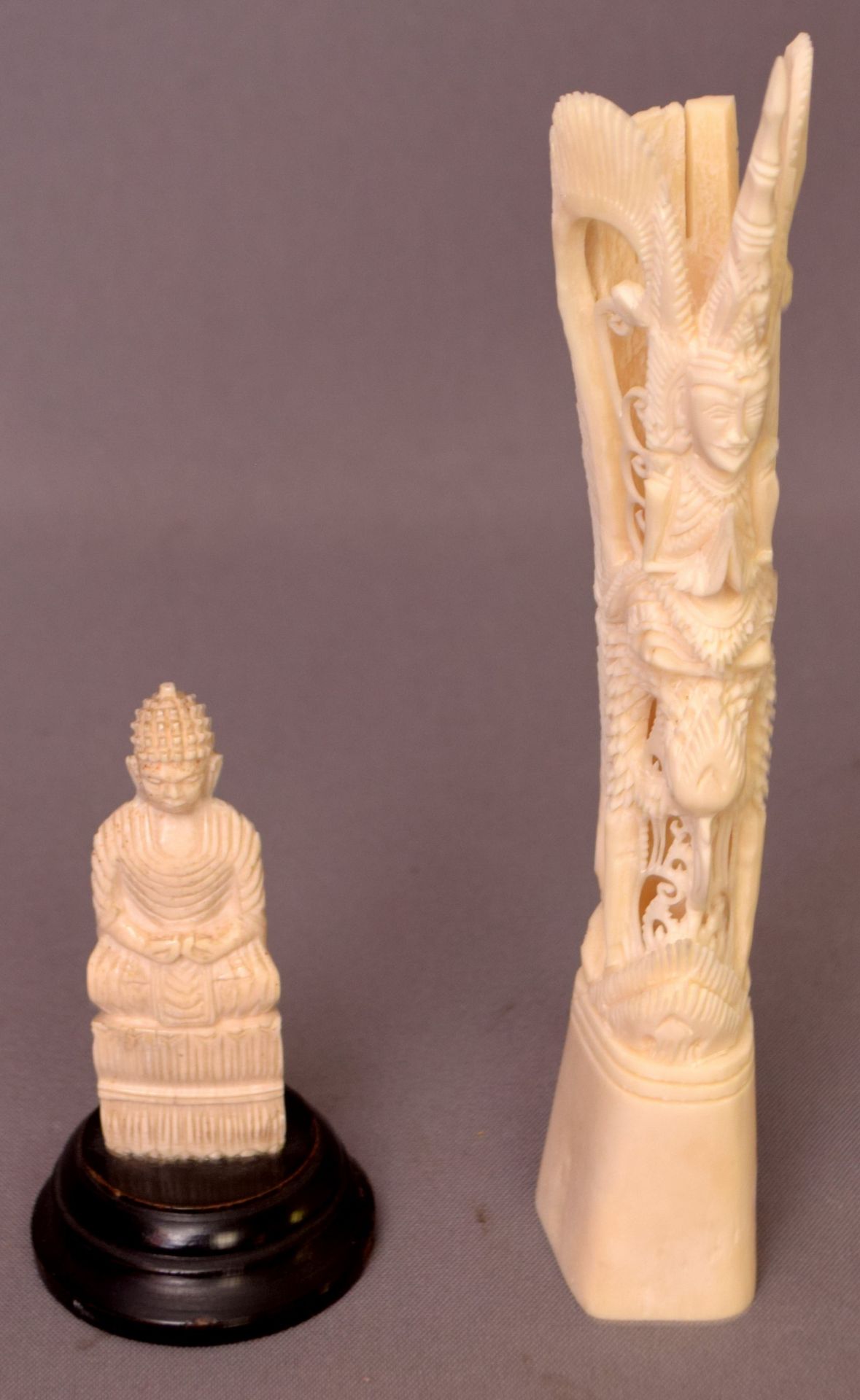 Sitzender Buddha und eine figürliche Darstellung