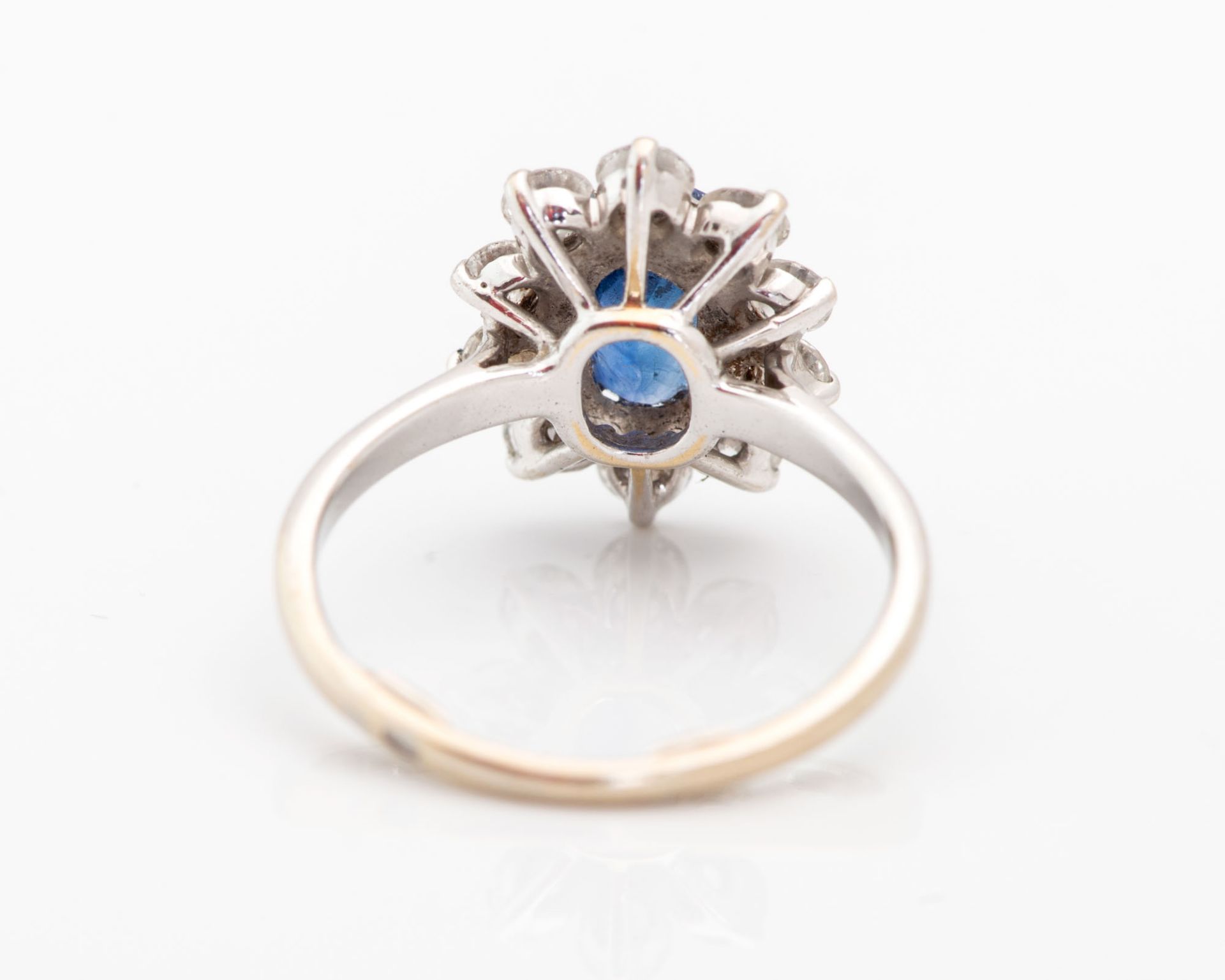 A Fine 18K White Gold Sapphire and Diamond Ring - Bild 4 aus 4