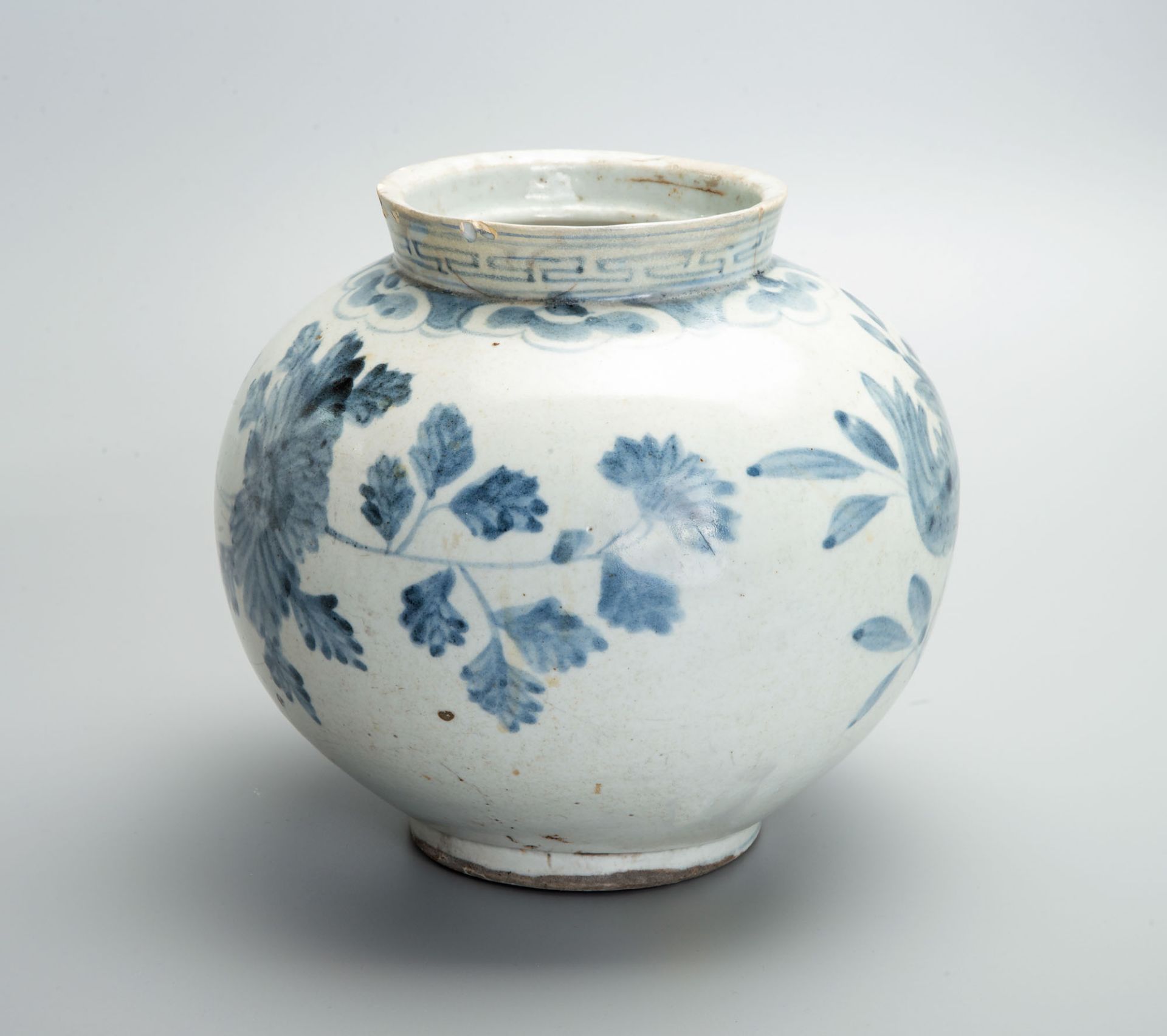 A Blue and White Porcelain Jar, Korea, Joseon Dynasty, 19th Century - Bild 2 aus 6