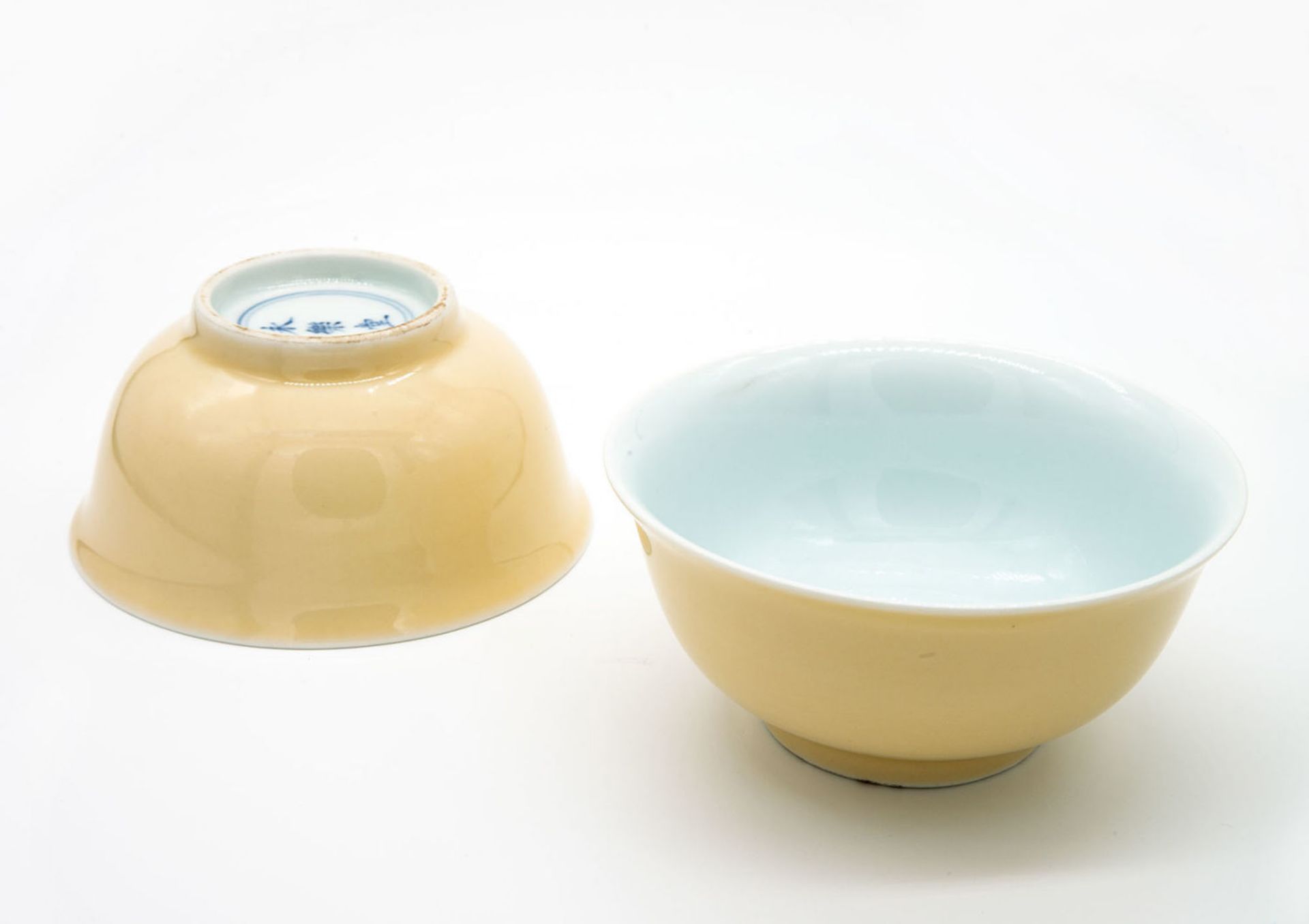 A Pair of Fine Cream Glazed Cups, China, Qing Dynasty (1644-1912), Daoguang Period 1821-1850 - Bild 2 aus 5