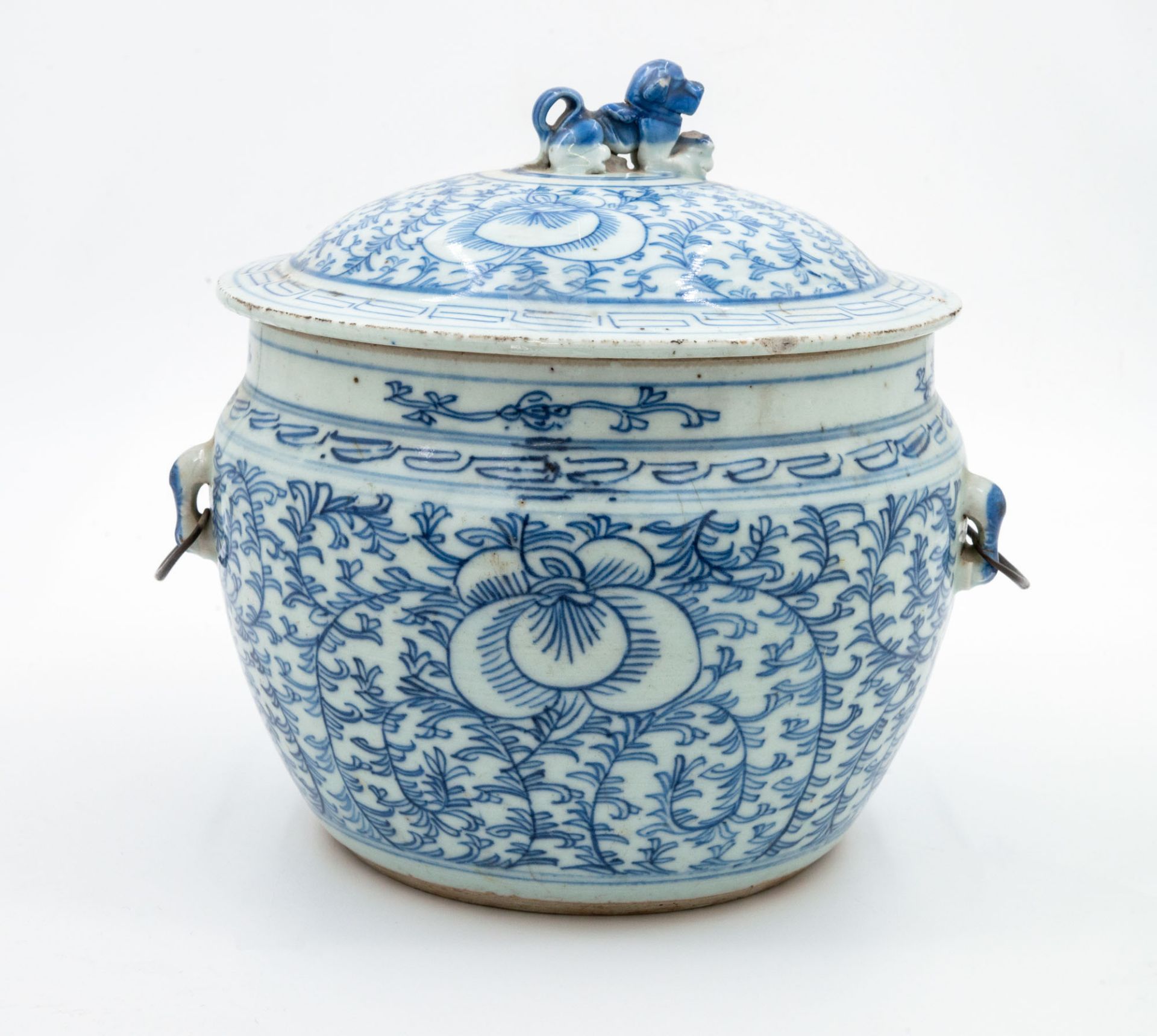 A Blue and White Porcelain Lidded Jar, China, Qing Dynasty, 19th Century - Image 3 of 8