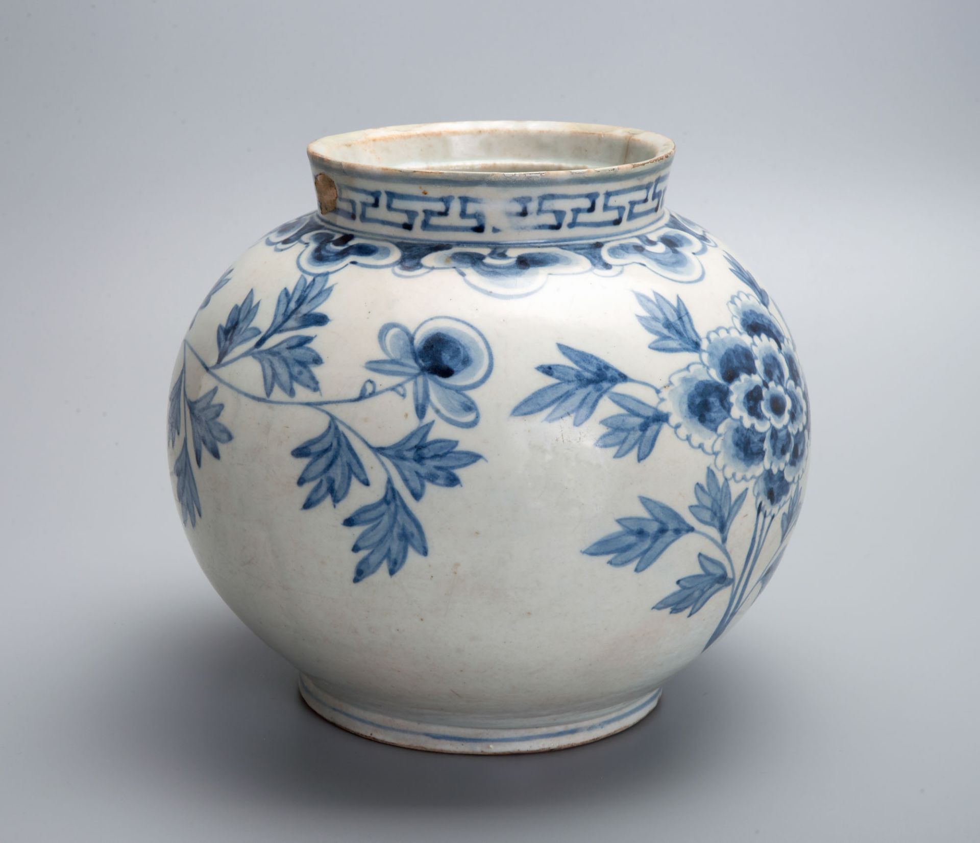 A Fine Large Blue and White Porcelain Jar, Korea, Joseon Dynasty, 19th Century - Bild 4 aus 6