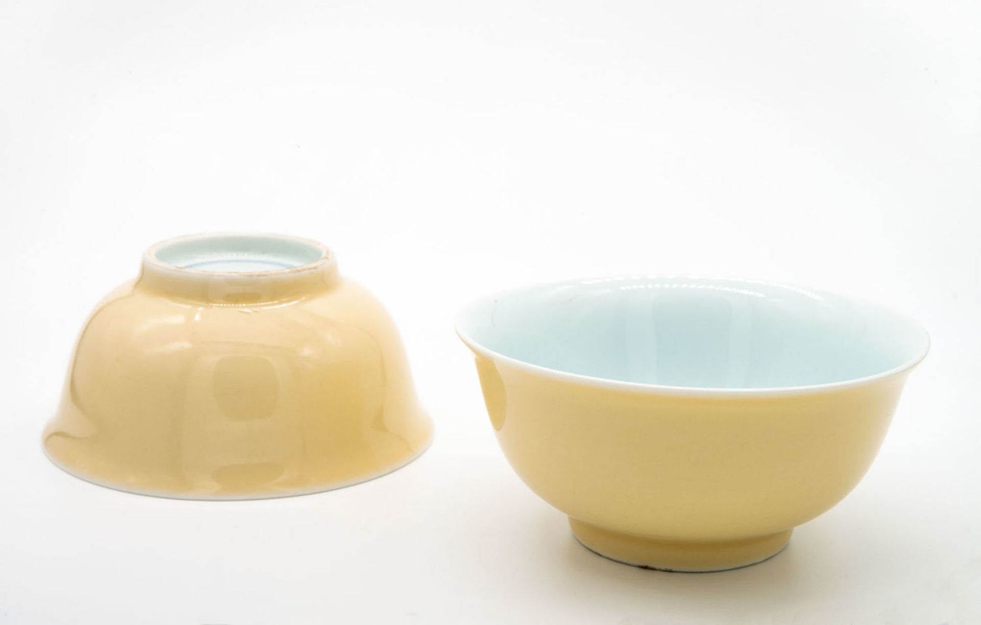 A Pair of Fine Cream Glazed Cups, China, Qing Dynasty (1644-1912), Daoguang Period 1821-1850 - Bild 3 aus 5