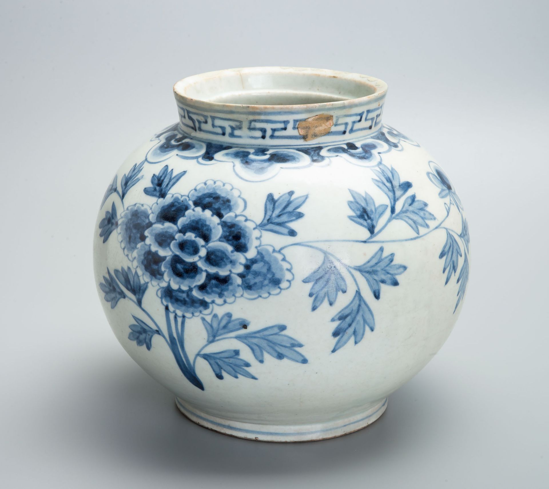 A Fine Large Blue and White Porcelain Jar, Korea, Joseon Dynasty, 19th Century - Bild 3 aus 6