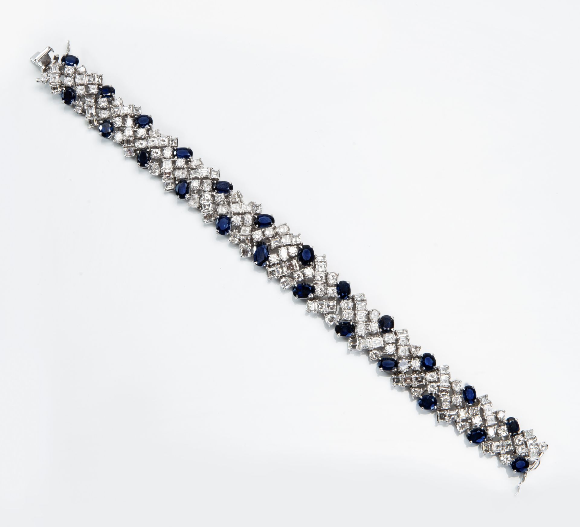An Exquisite 18K White Gold Diamond and Sapphire Bracelet - Bild 4 aus 4