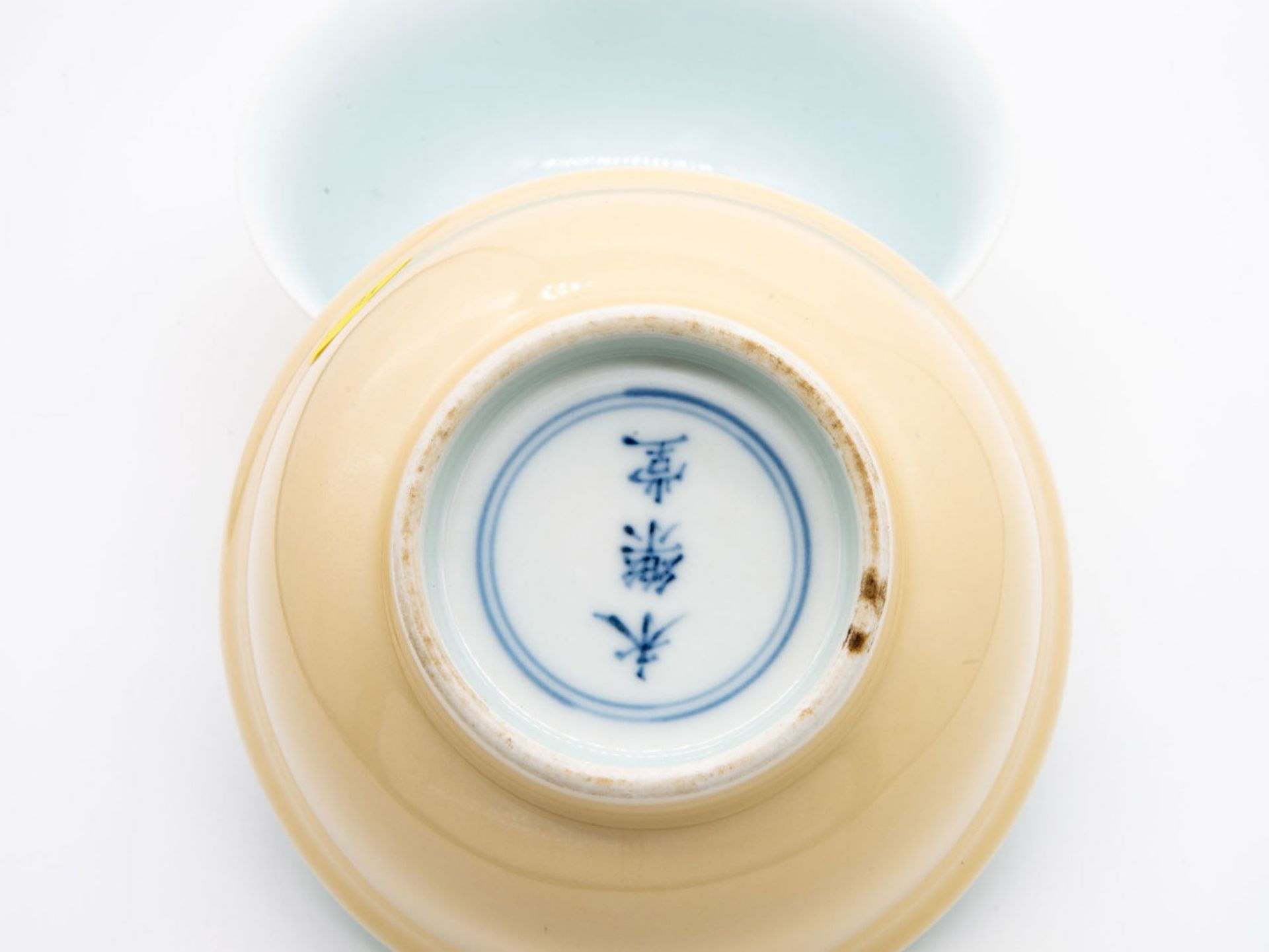 A Pair of Fine Cream Glazed Cups, China, Qing Dynasty (1644-1912), Daoguang Period 1821-1850 - Bild 4 aus 5