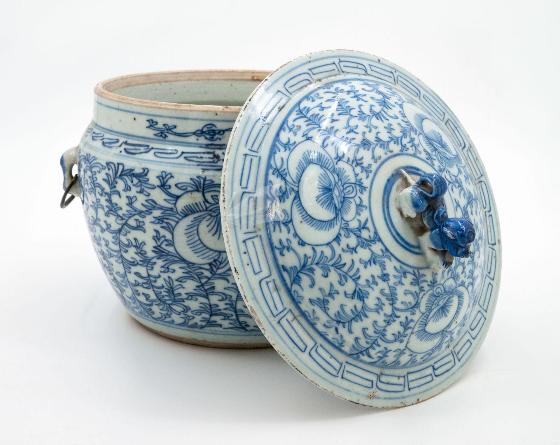 A Blue and White Porcelain Lidded Jar, China, Qing Dynasty, 19th Century - Image 4 of 8