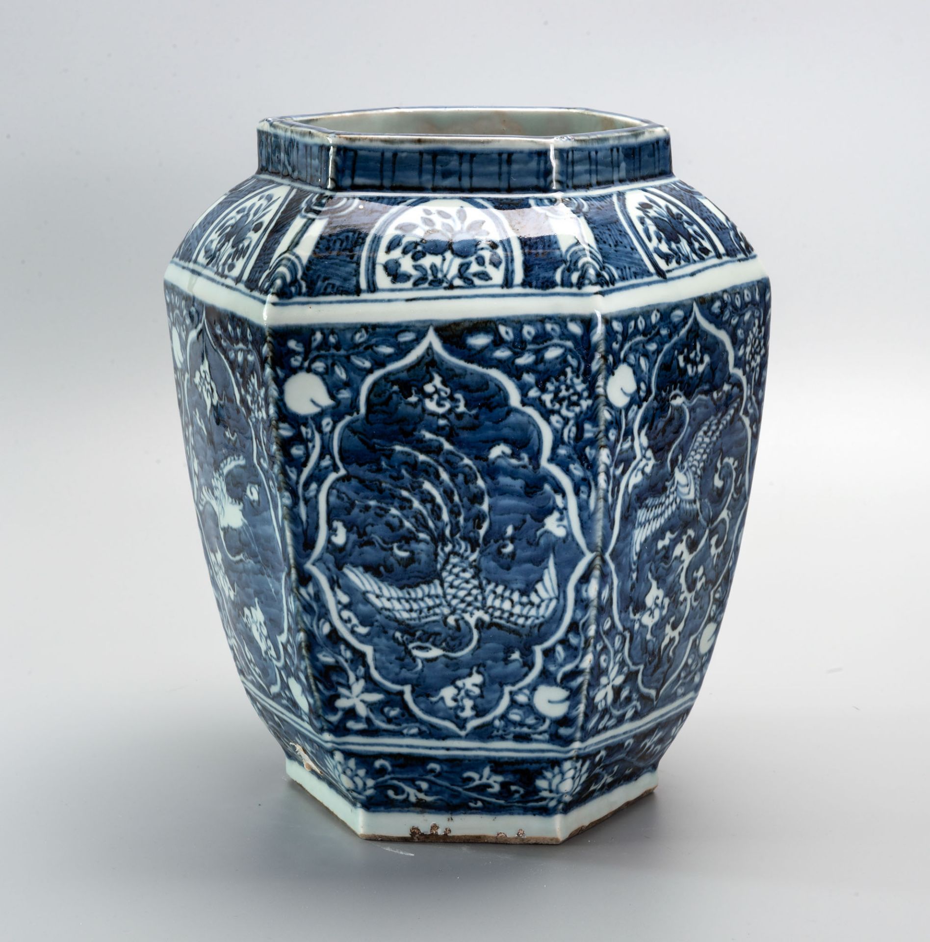 A Large Blue and White underglaze Porcelain Hexagonal Vase, China, 17th Century - Bild 2 aus 6