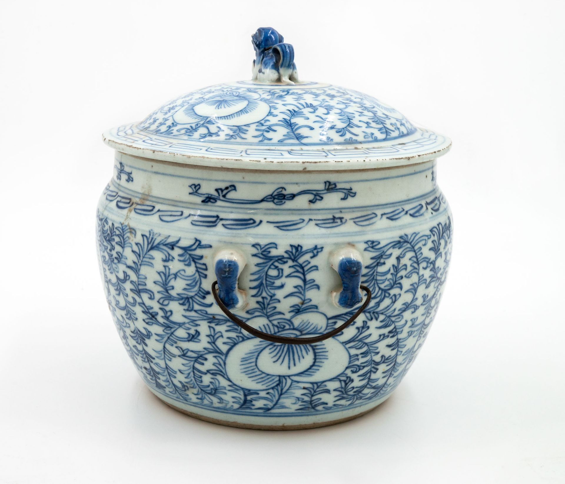 A Blue and White Porcelain Lidded Jar, China, Qing Dynasty, 19th Century - Image 2 of 8