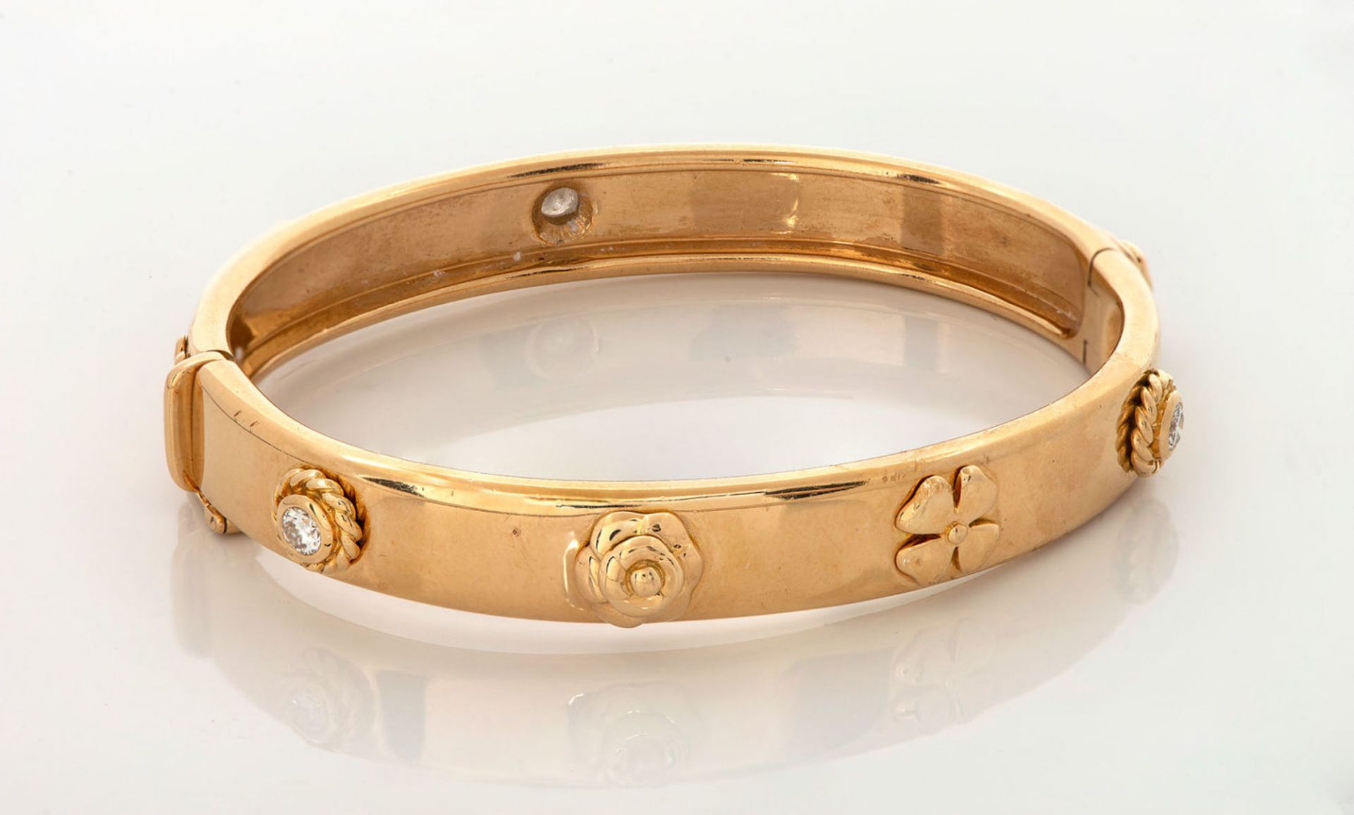 A Chanel "Three Symbols" 18K Gold and Diamond Bangle - Bild 2 aus 4