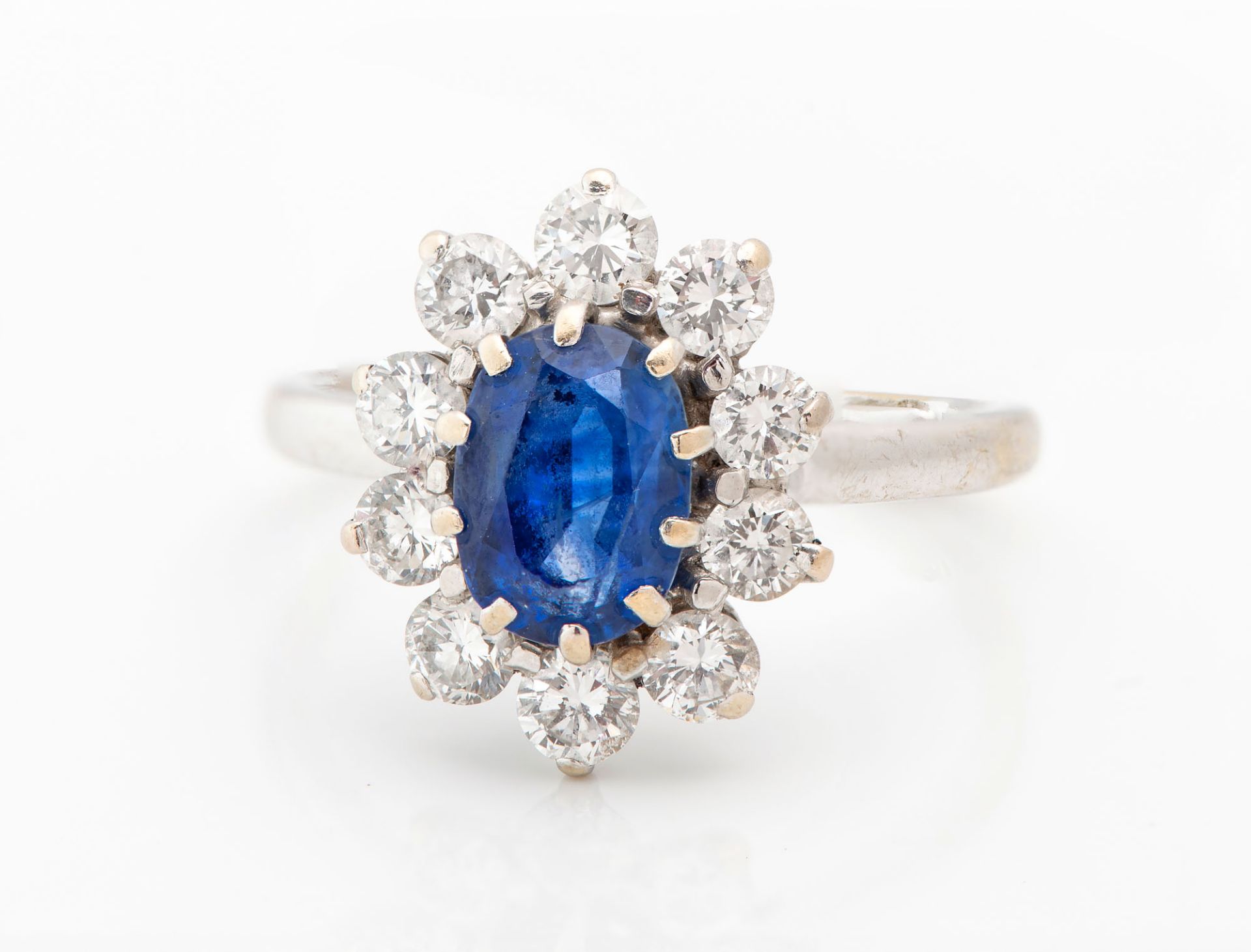A Fine 18K White Gold Sapphire and Diamond Ring - Bild 2 aus 4