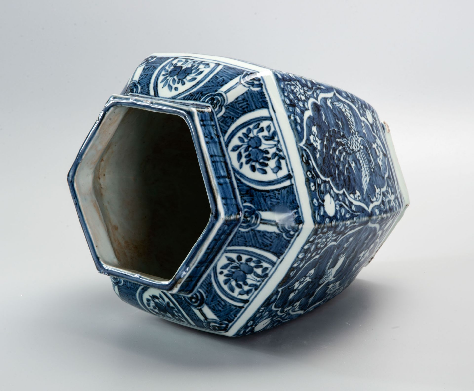 A Large Blue and White underglaze Porcelain Hexagonal Vase, China, 17th Century - Bild 5 aus 6