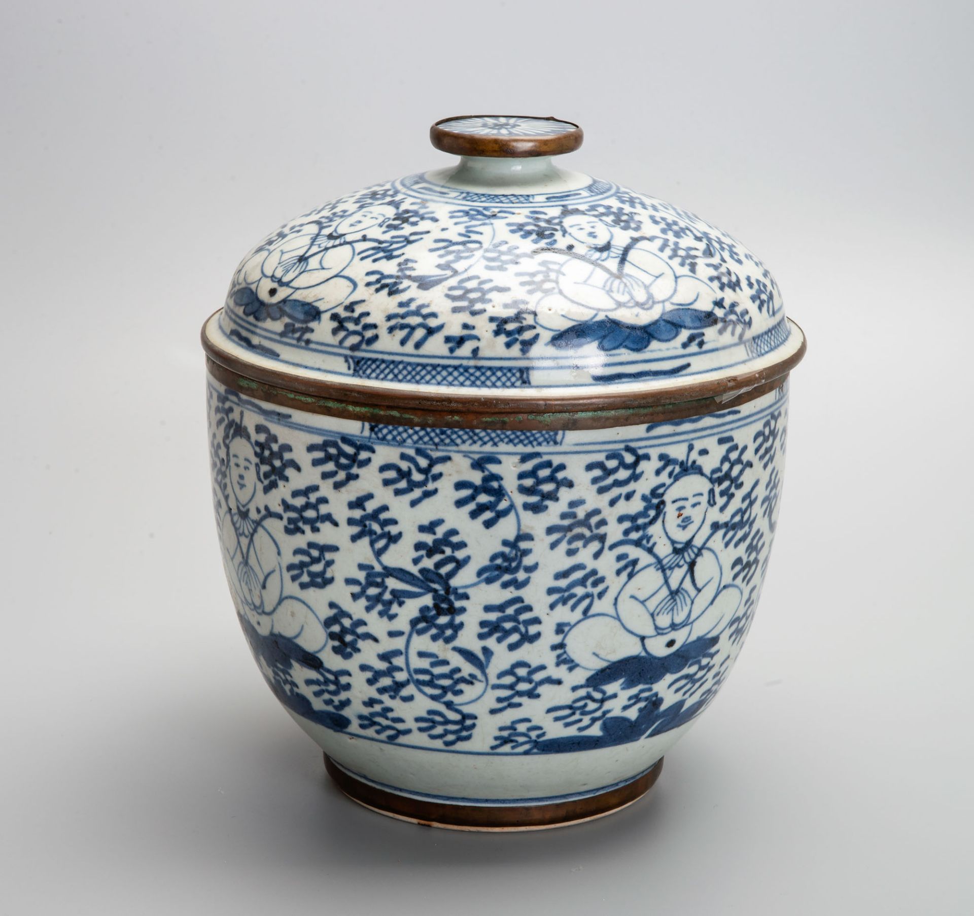 A Rare Blue and White Porcelain Lidded Jar, China, Qing Dynasty, 18th century - Image 2 of 5