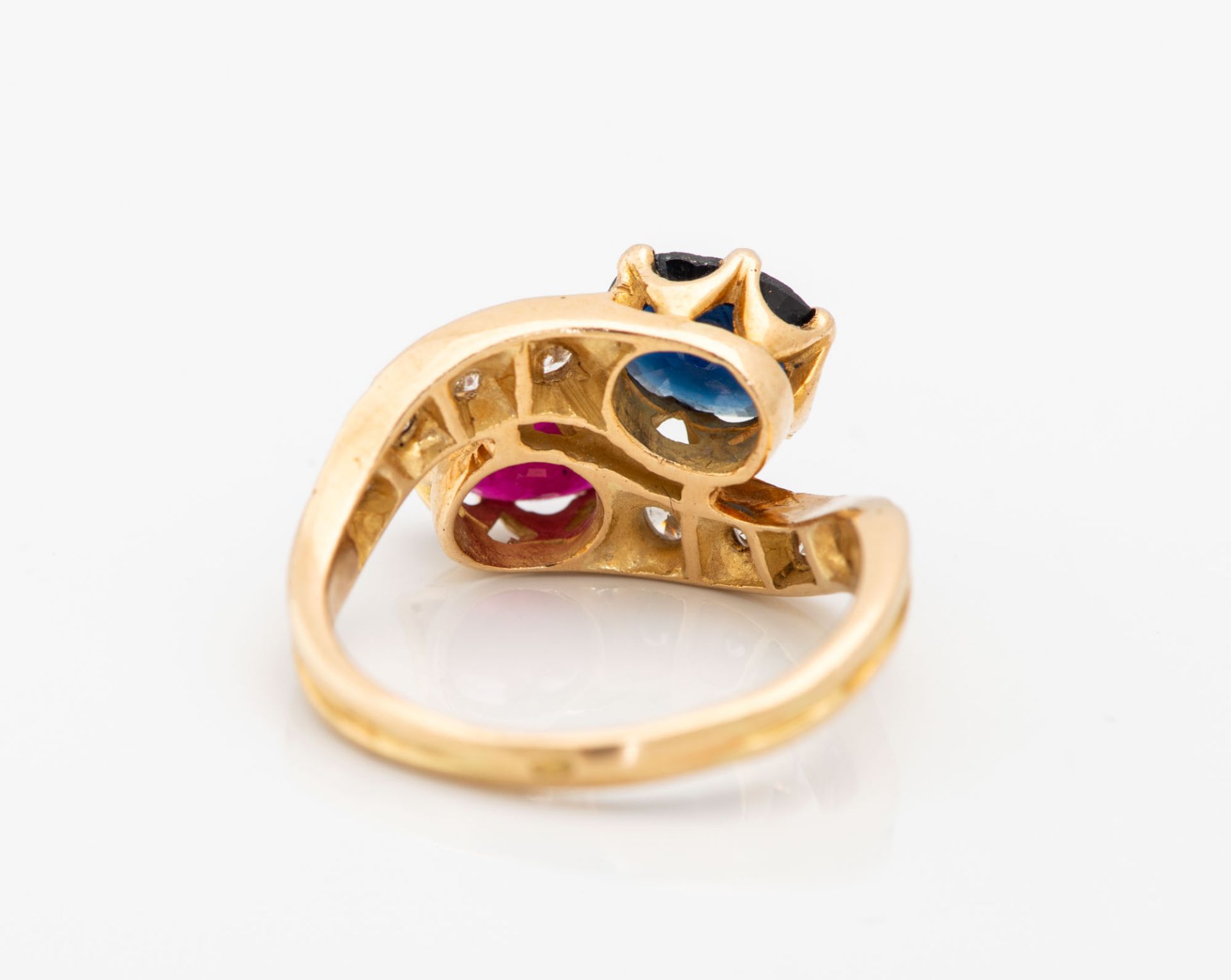 An 18K Gold Diamond Sapphire and Ruby Ring - Bild 4 aus 4