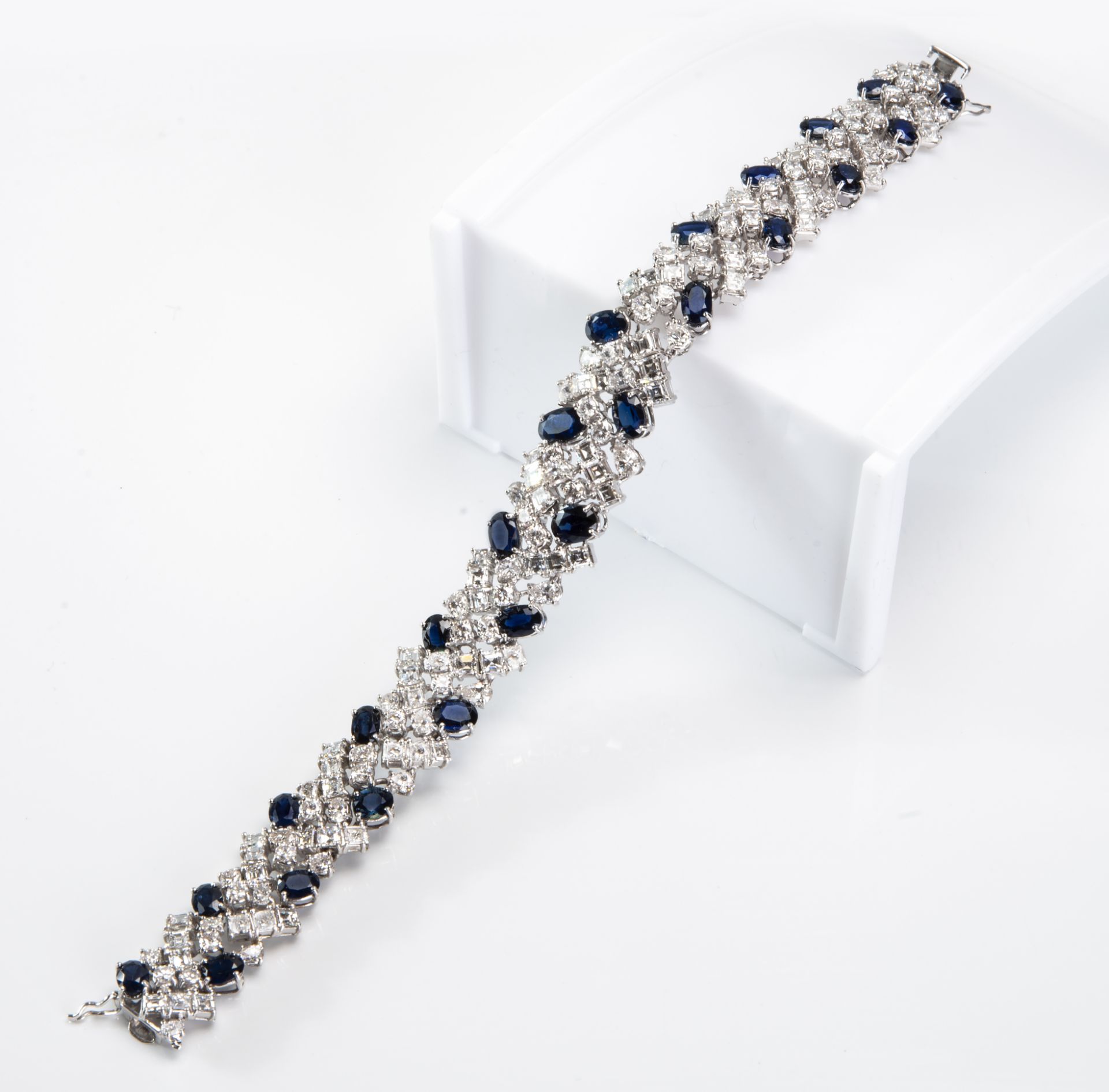 An Exquisite 18K White Gold Diamond and Sapphire Bracelet - Bild 3 aus 4