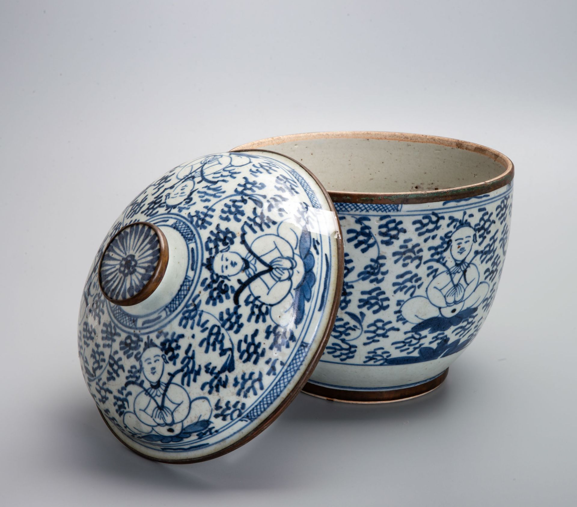 A Rare Blue and White Porcelain Lidded Jar, China, Qing Dynasty, 18th century - Image 3 of 5