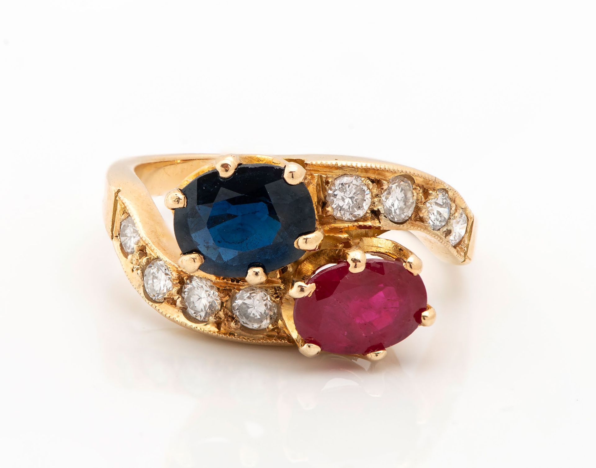 An 18K Gold Diamond Sapphire and Ruby Ring - Bild 2 aus 4