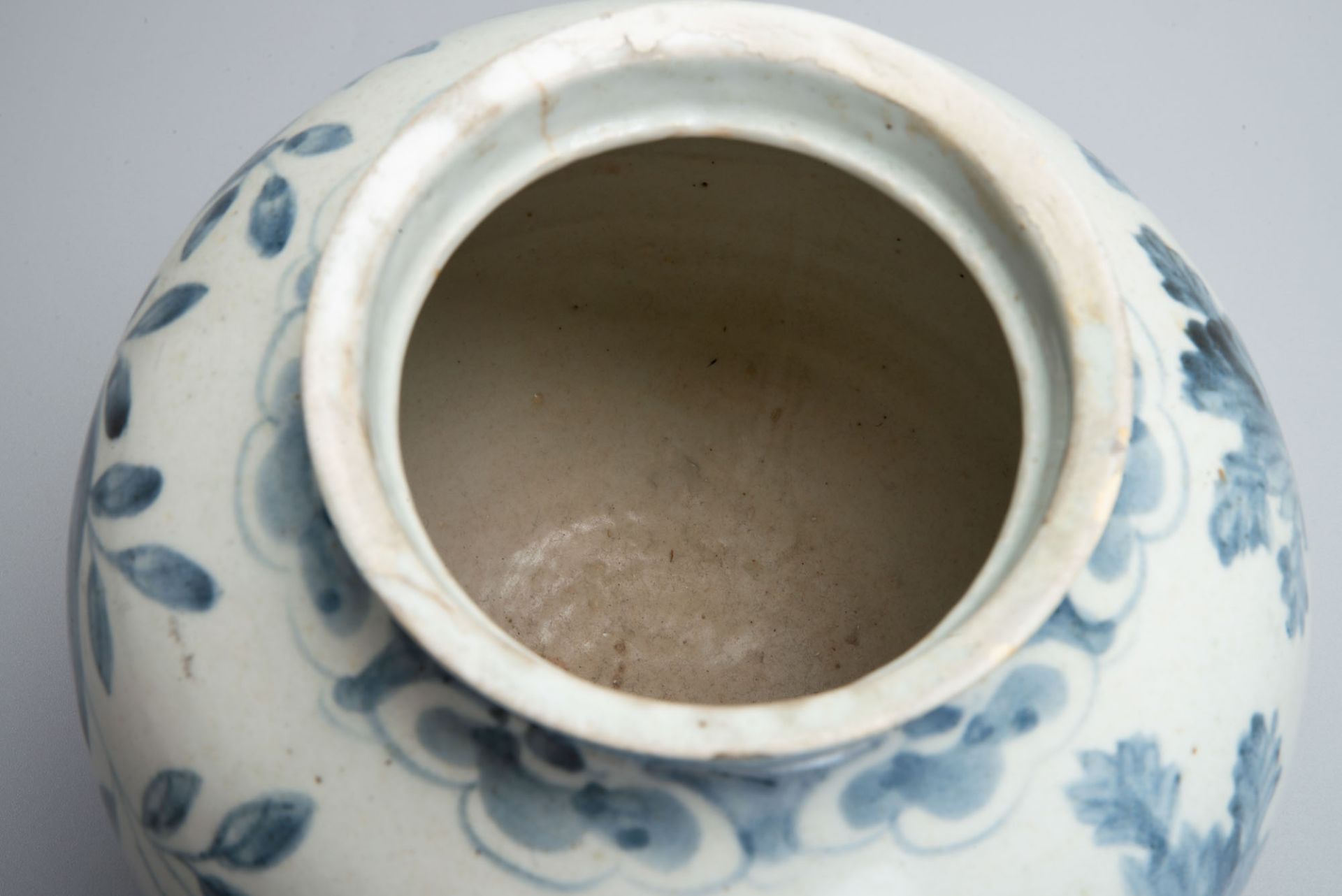 A Blue and White Porcelain Jar, Korea, Joseon Dynasty, 19th Century - Bild 5 aus 6