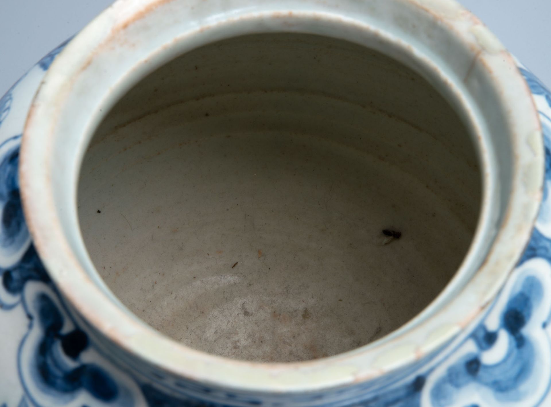 A Fine Large Blue and White Porcelain Jar, Korea, Joseon Dynasty, 19th Century - Bild 5 aus 6