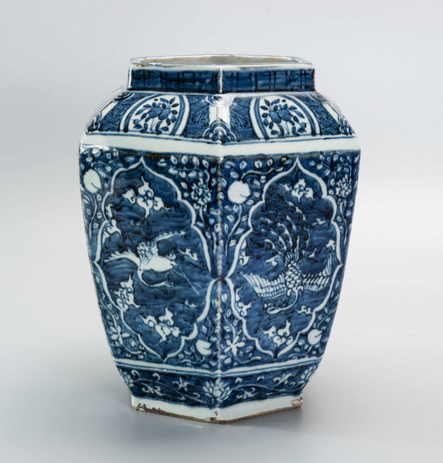 A Large Blue and White underglaze Porcelain Hexagonal Vase, China, 17th Century - Bild 3 aus 6