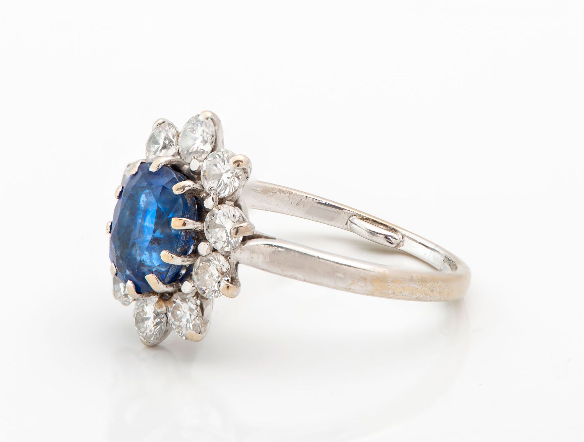 A Fine 18K White Gold Sapphire and Diamond Ring - Bild 3 aus 4