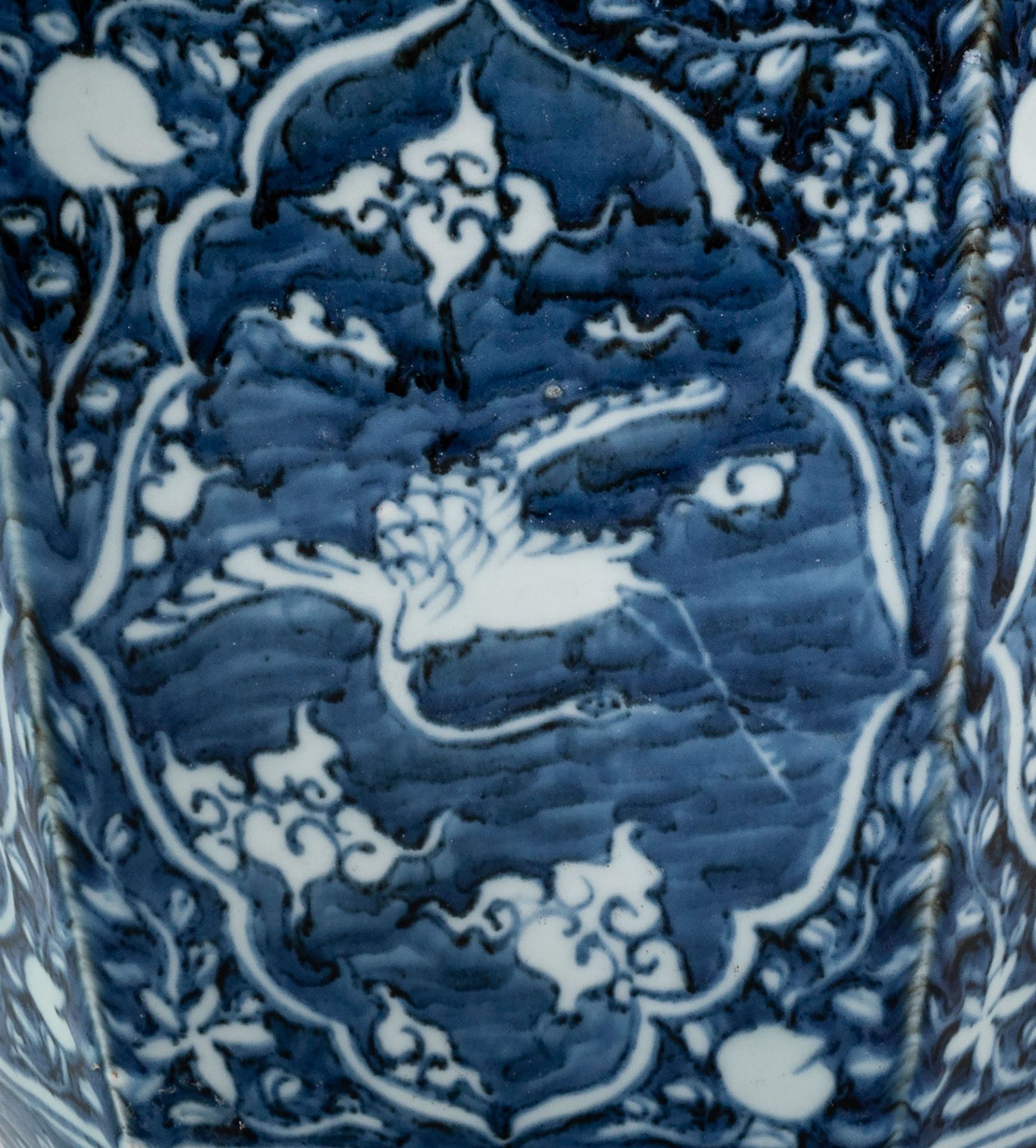 A Large Blue and White underglaze Porcelain Hexagonal Vase, China, 17th Century - Bild 6 aus 6