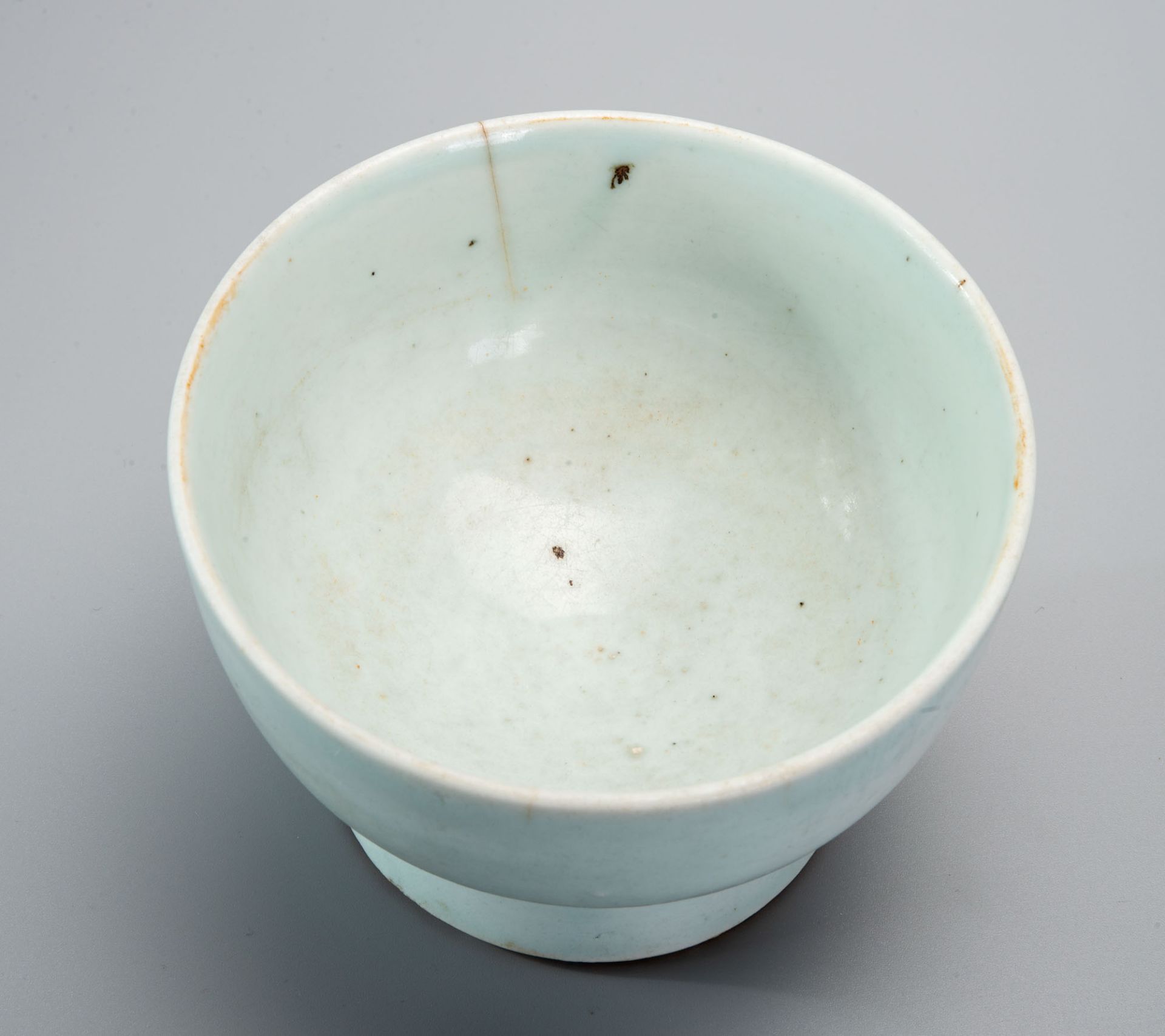 A Celadon Porcelain Rice Bowl, Korea, Joseon Dynasty, 19th Century - Bild 3 aus 3