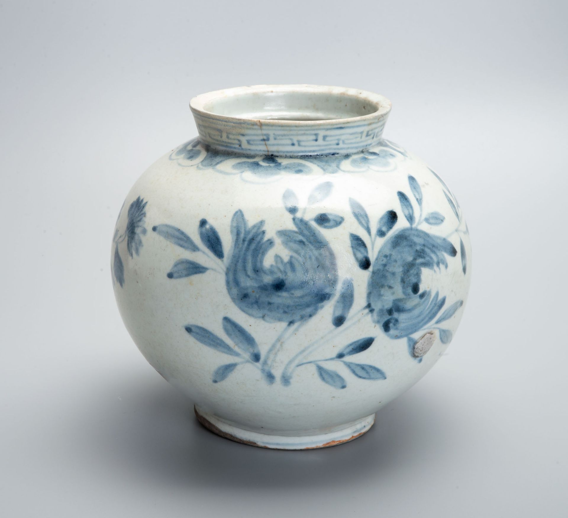 A Blue and White Porcelain Jar, Korea, Joseon Dynasty, 19th Century - Bild 3 aus 6