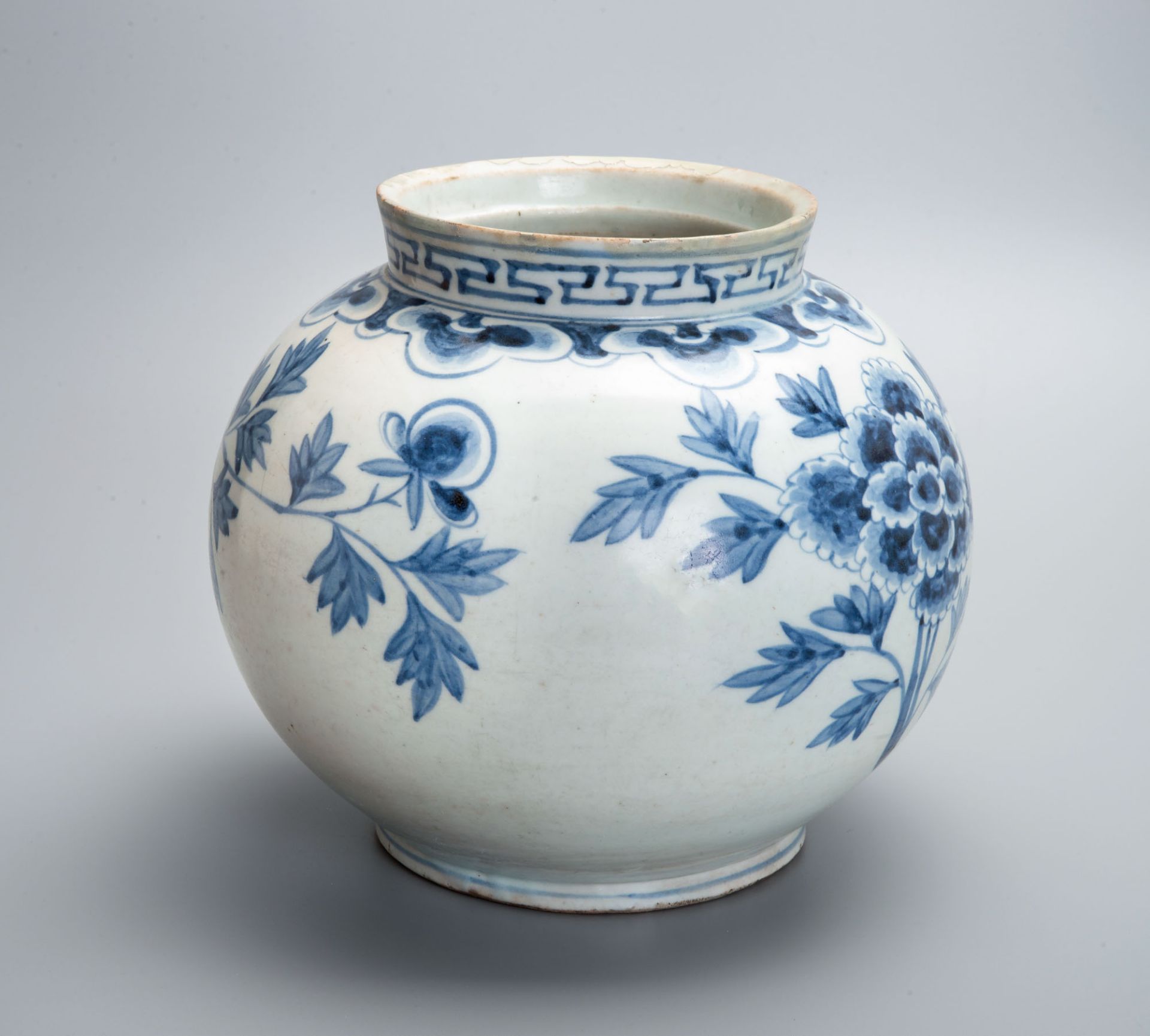 A Fine Large Blue and White Porcelain Jar, Korea, Joseon Dynasty, 19th Century - Bild 2 aus 6