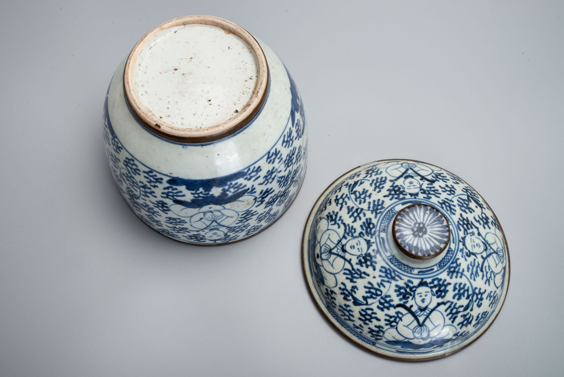 A Rare Blue and White Porcelain Lidded Jar, China, Qing Dynasty, 18th century - Image 5 of 5