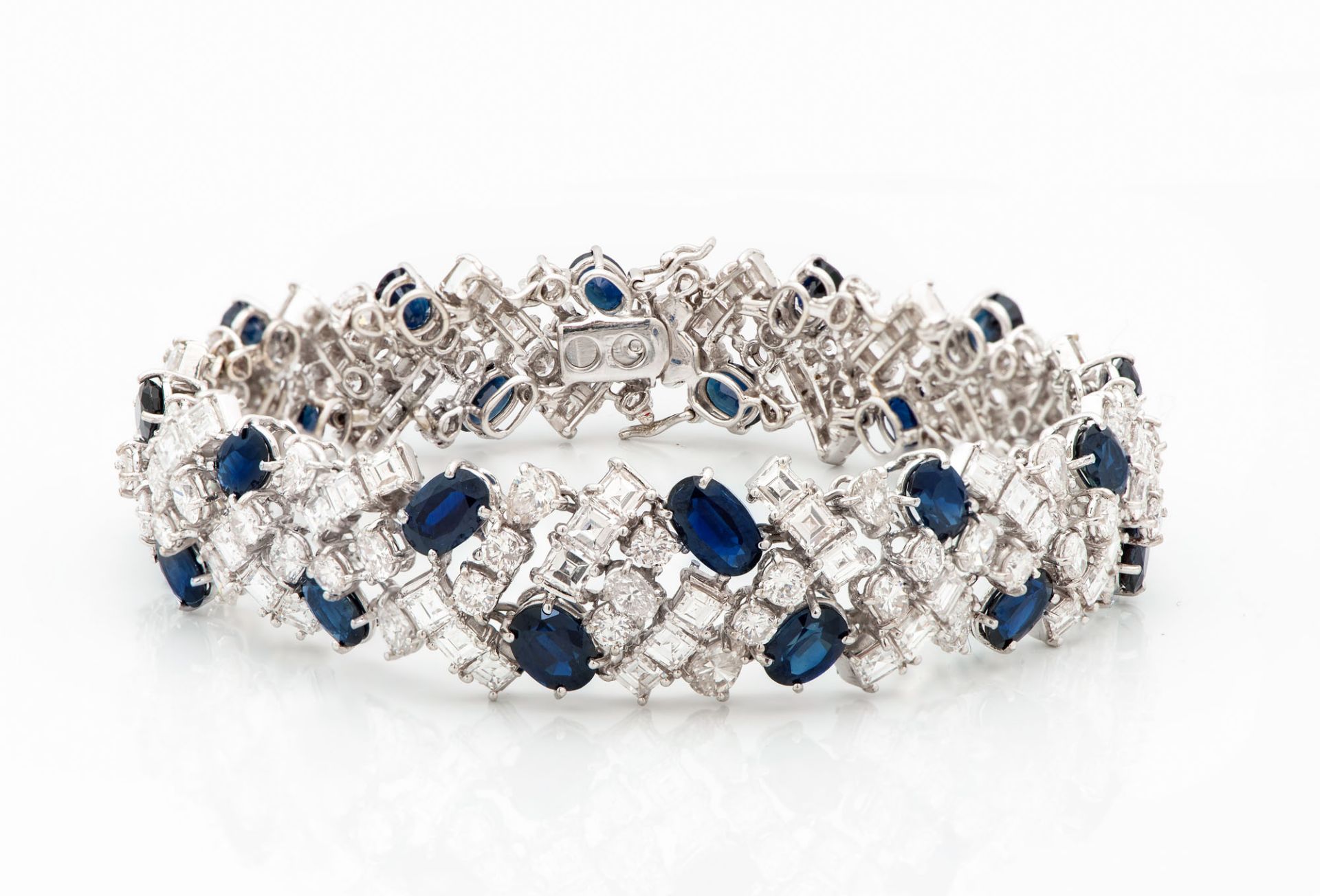 An Exquisite 18K White Gold Diamond and Sapphire Bracelet - Bild 2 aus 4
