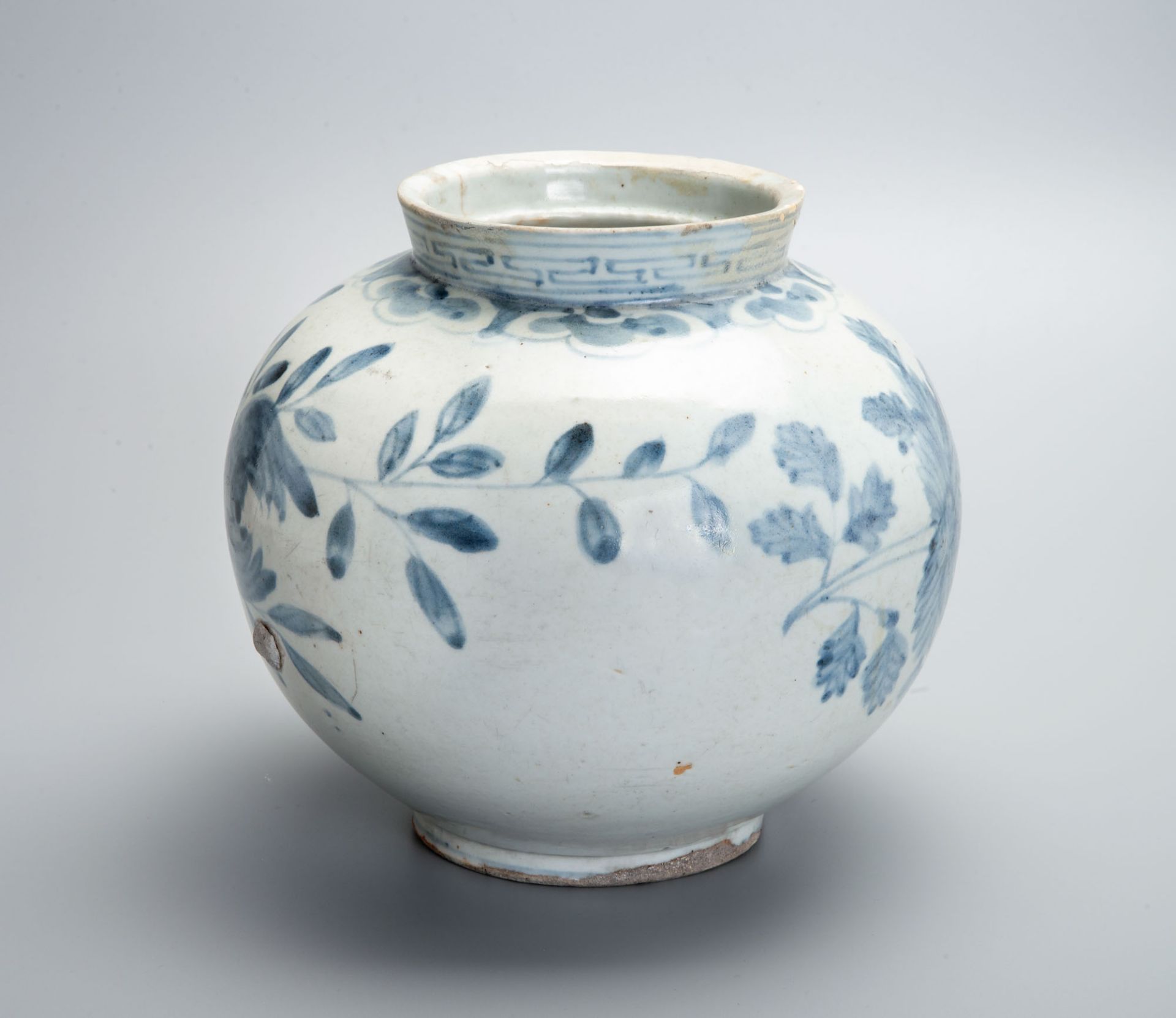 A Blue and White Porcelain Jar, Korea, Joseon Dynasty, 19th Century - Bild 4 aus 6