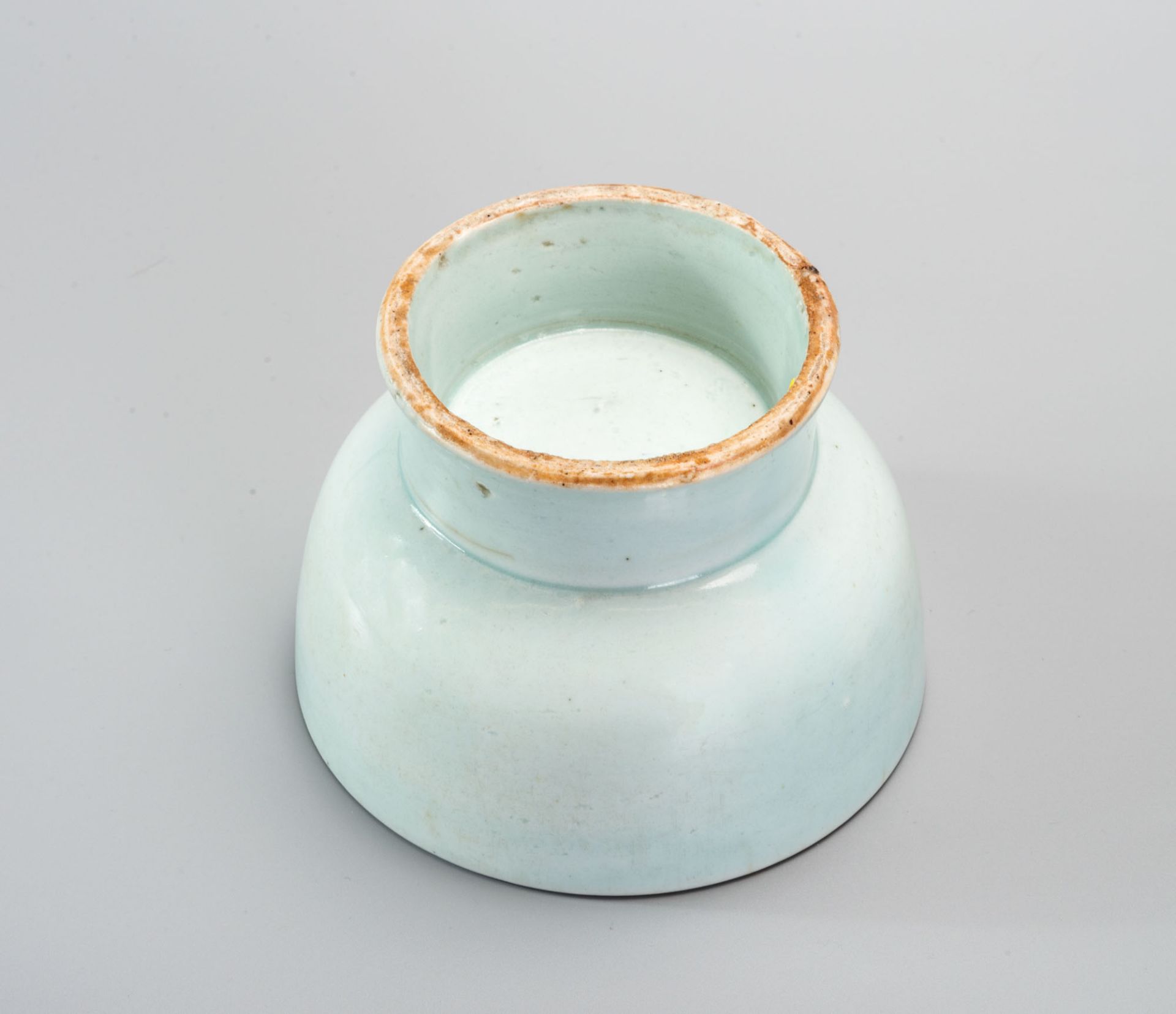 A Celadon Porcelain Rice Bowl, Korea, Joseon Dynasty, 19th Century - Bild 2 aus 3